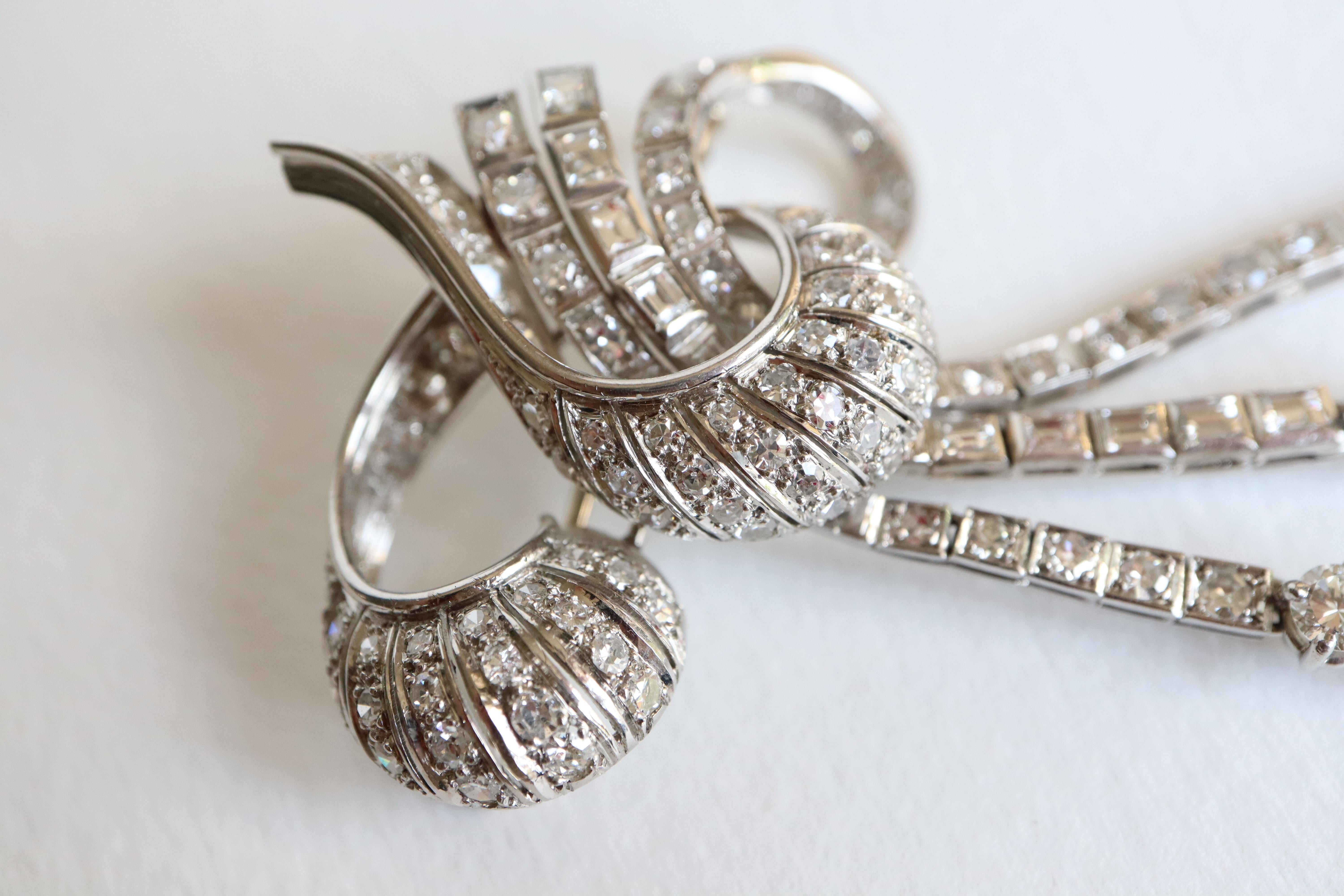 Brooch 1940 in 18 Karat White Gold and 7 Carat of Diamonds In Good Condition For Sale In Paris, FR