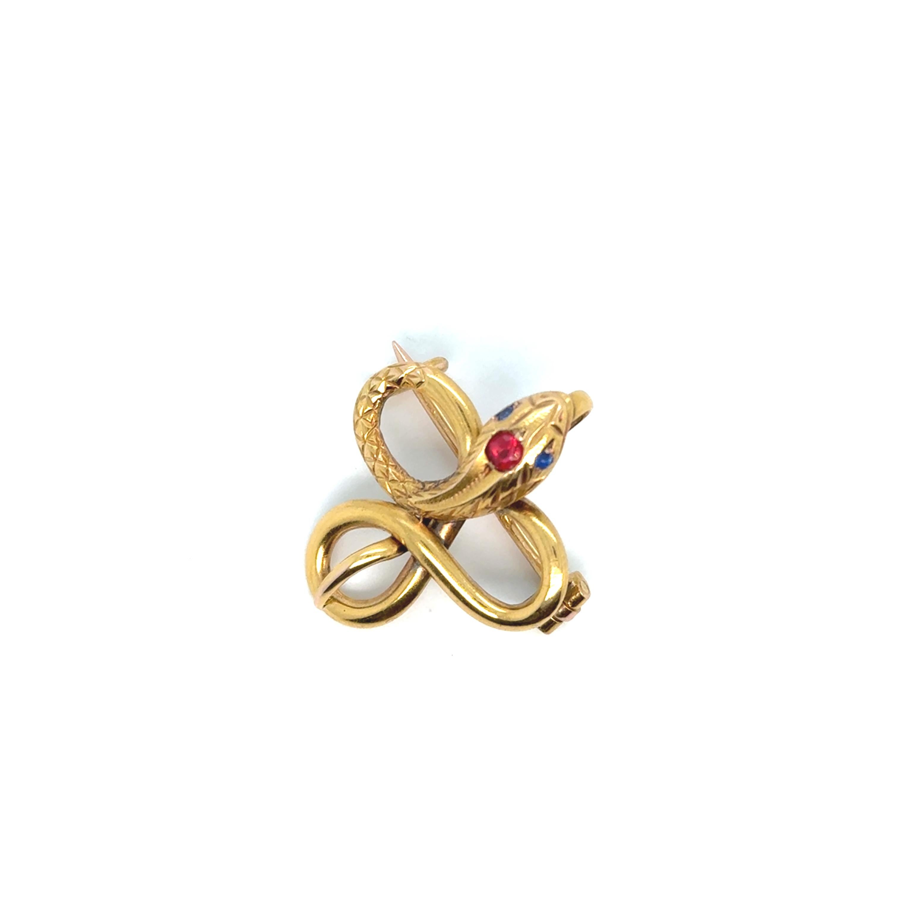 Spilla o Ciondolo Serpente in oro giallo 18 Carati, Rubino, Saphir

Questa spilla a forma di serpente, realizzata interamente in oro giallo 18 carati, può essere indossata anche come ciondolo. 

La testa del serpente presenta un rubino cabochon,