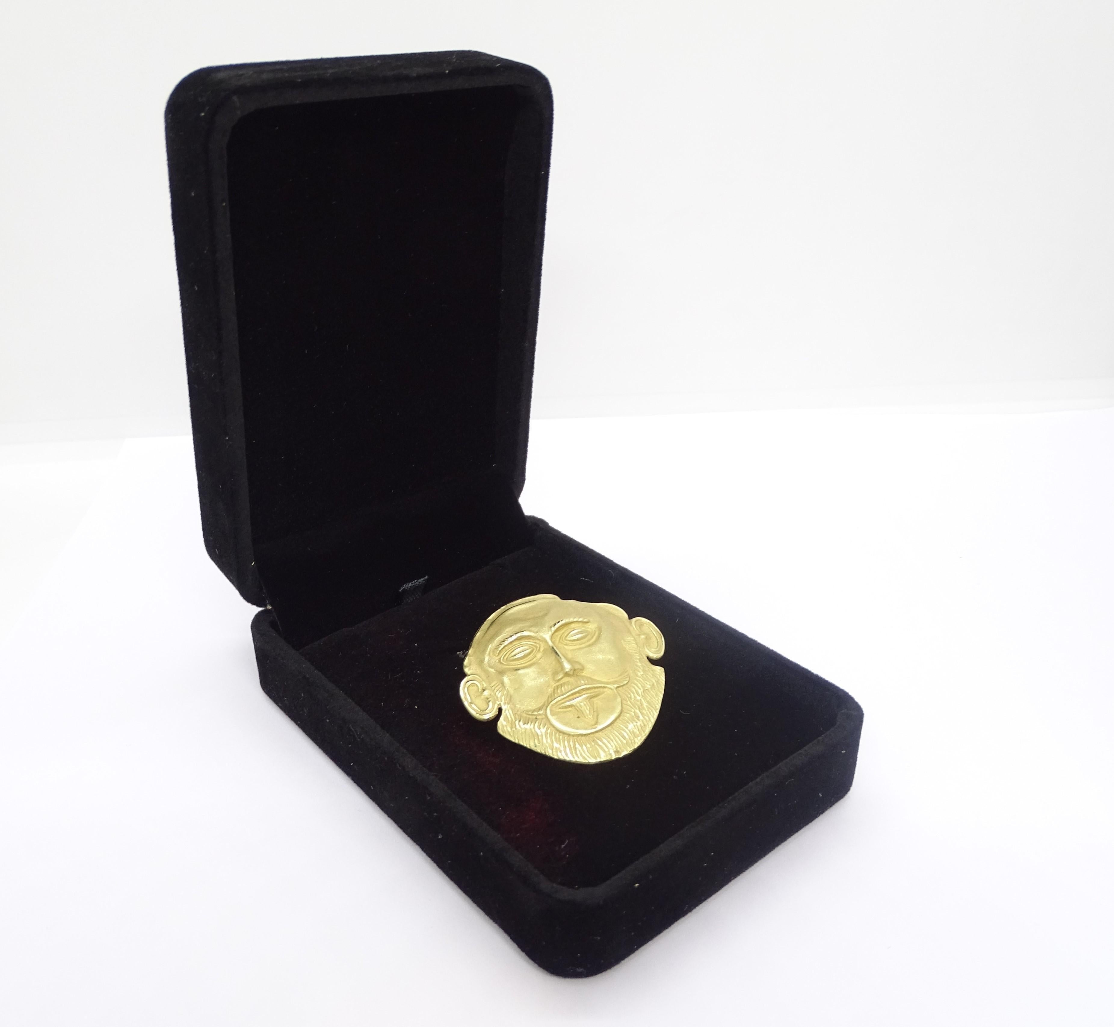 Broche/pendentif Masque d'Agamemnon, or 18 carats, années 90 en vente 1