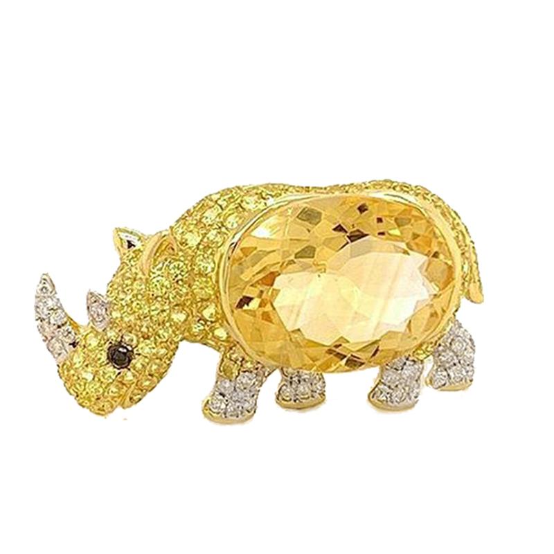 Questo straordinario ciondolo/spilla cattura la forza e la bellezza del rinoceronte con dettagli sorprendenti. Realizzato in oro giallo 18L, il pezzo mette in mostra un magnifico citrino ovale sfaccettato da 7,40 carati, che risplende in un caldo
