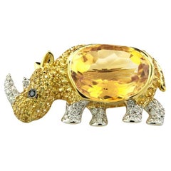 Brooch / Pendant Rhinoceros Citrine Yellow Sapphire Diamond 18 Karat Yellow Gold