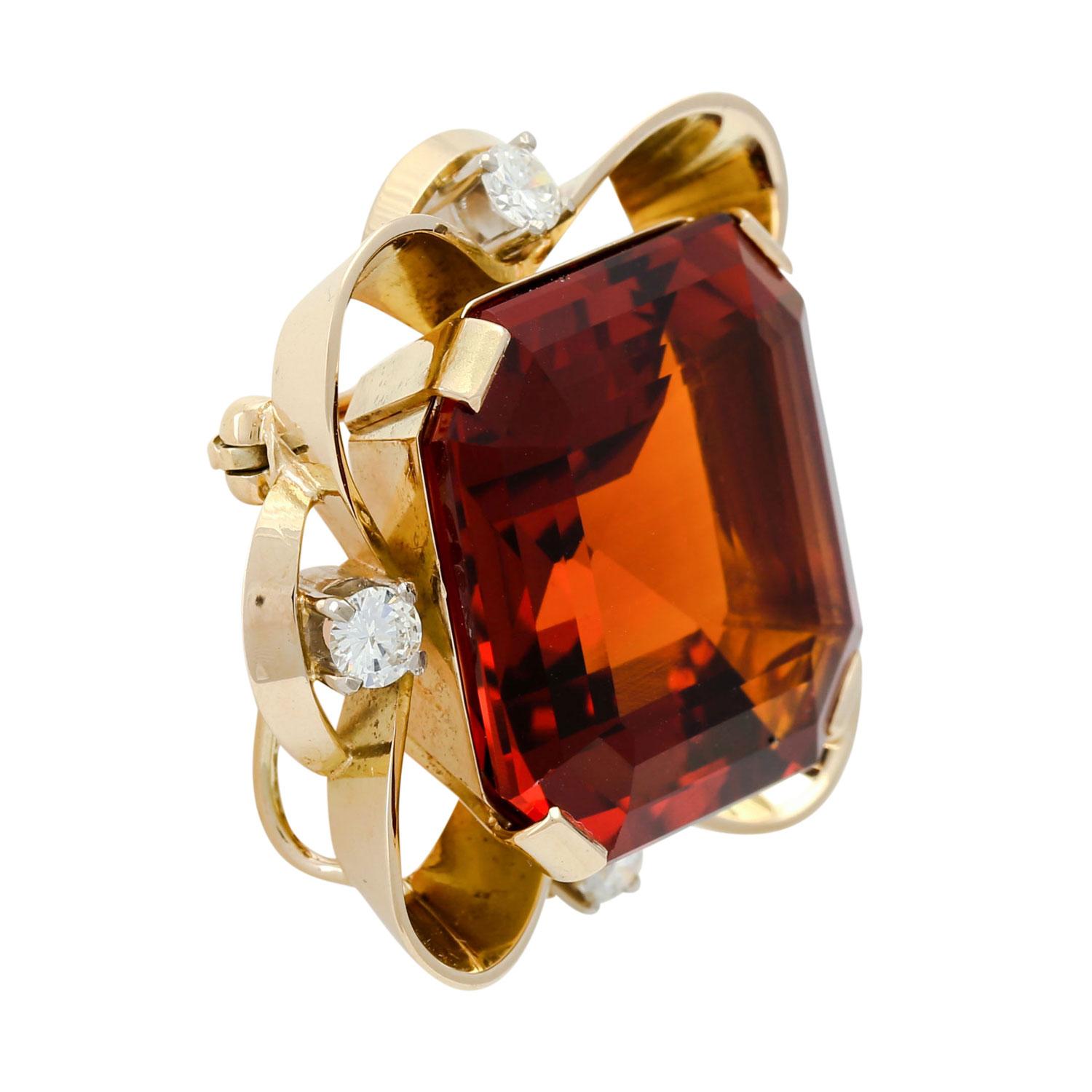 Brosche/Anhänger mit Citrin, gebrannt, Treppenschloss. ca. 2 x 2 cm, 4 Brillanten von insgesamt ca. 0,60 ct W/VSI, GG 14K, handgefertigt.