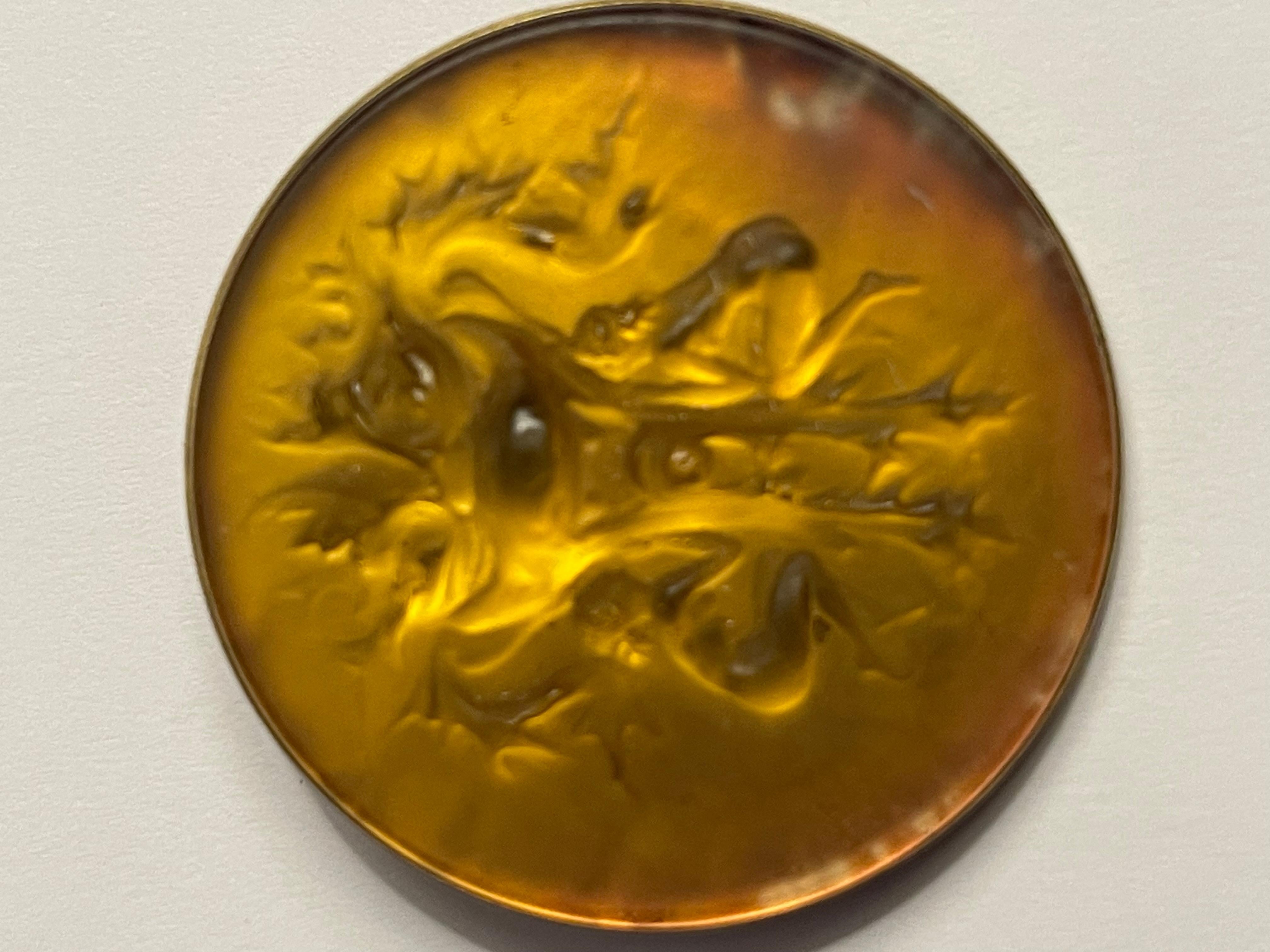 Broche René Lalique Año 1912 Deux Figurines et Masque Clinquant Orange firmado en venta 3