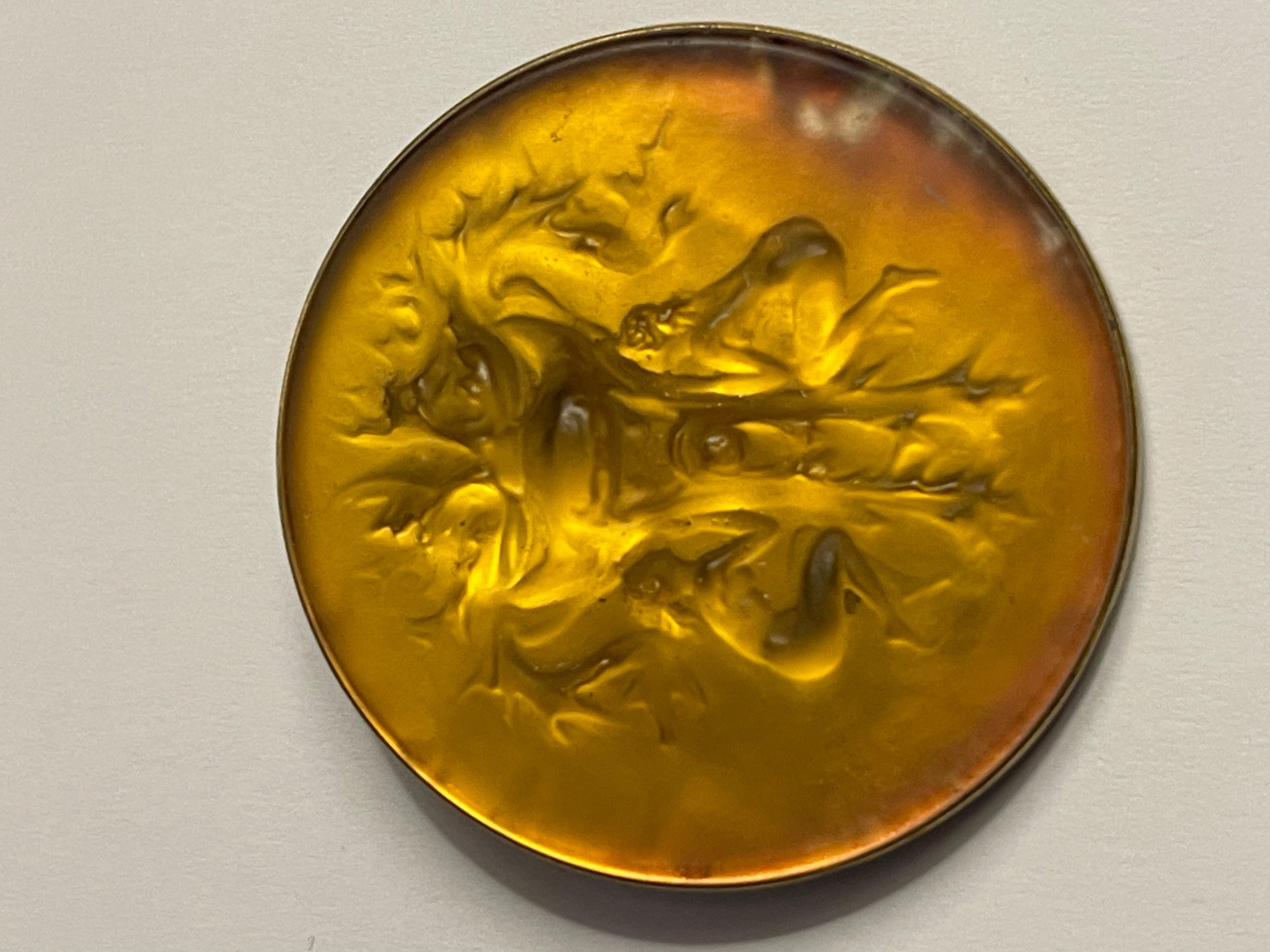 Broche René Lalique Año 1912 Deux Figurines et Masque Clinquant Orange firmado en venta 4