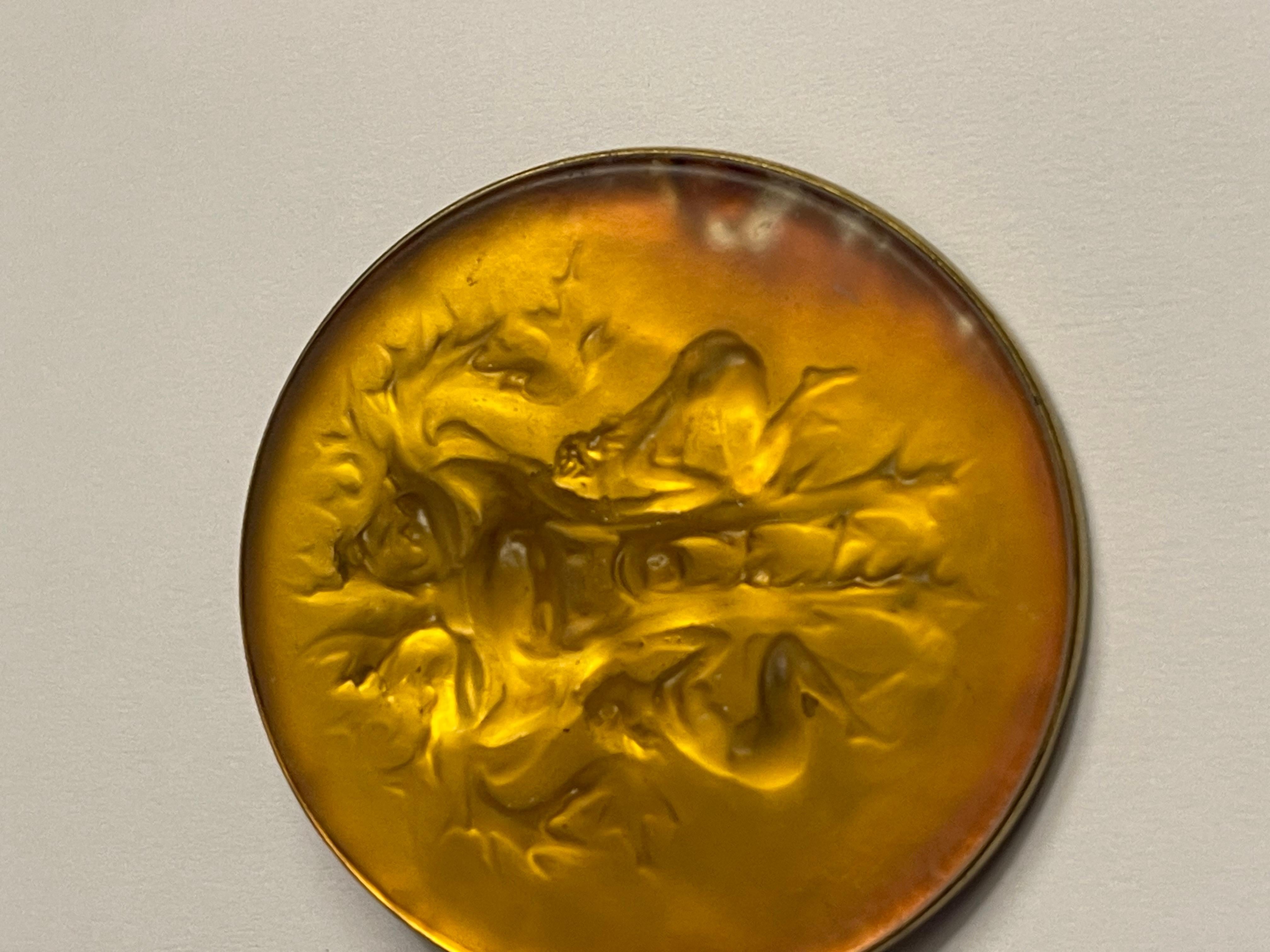 Broche René Lalique Año 1912 Deux Figurines et Masque Clinquant Orange firmado en venta 1