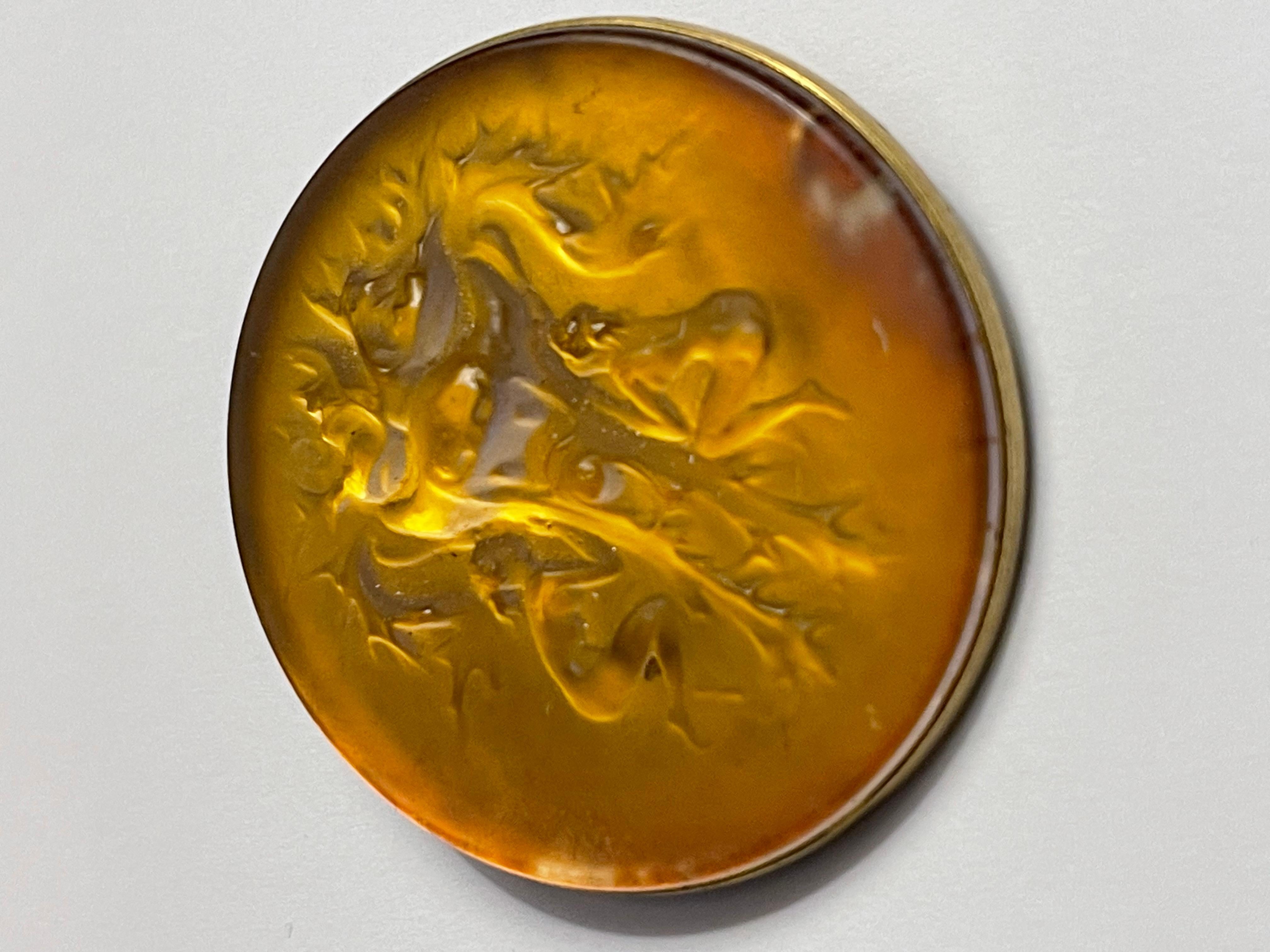 Broche René Lalique Año 1912 Deux Figurines et Masque Clinquant Orange firmado en venta 2