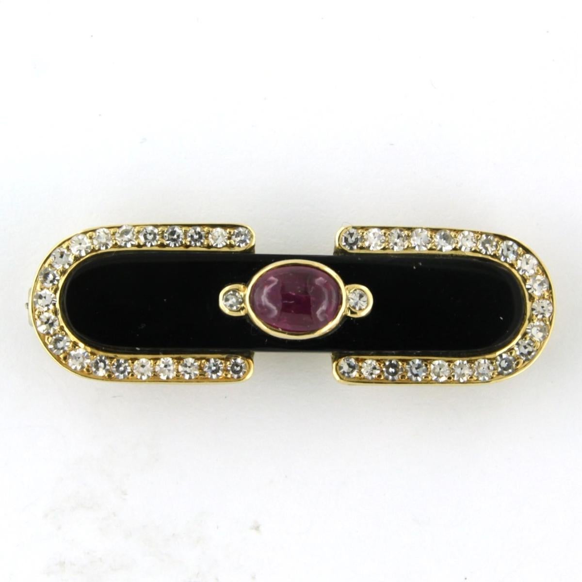18 kt yellow gold brooch set with ruby ​​tot. 0.80ct, onyx and single cut diamond to. 0.90 ct - F/G - VS/SI

detailed description:

The size of the brooch is approximately 4.1 cm by 1.2 cm

weight: 7.4 grams

put with

- 1 x 3.6 cm x 7.7 mm flat bar