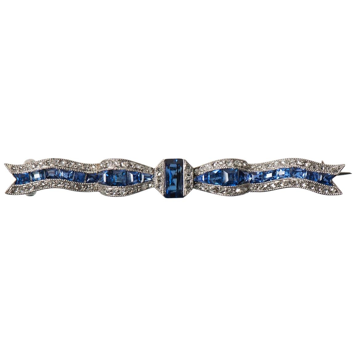 Antique Bow Brooch Ceylon Sapphires & Diamonds in Platinum, French circa 1910 For Sale