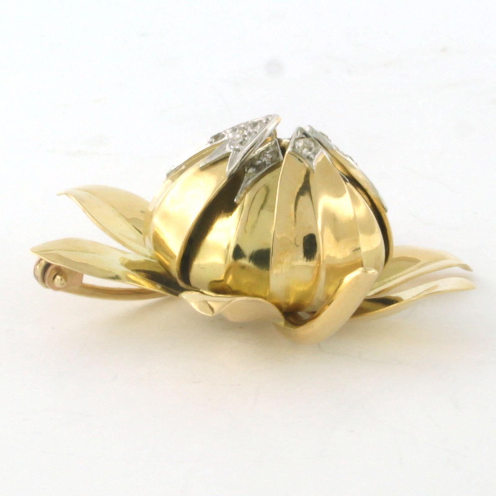Brosche aus 18 Karat Bicolor-Gold in Form einer Blume, besetzt mit Diamanten im Einzelschliff. 0,20ct - F/G - VS/SI

Ausführliche Beschreibung

die Größe der Brosche ist 3,8 cm mal 3,3 cm breit

Gewicht 11,5 Gramm

gesetzt mit

- 20 x 1,3 mm große