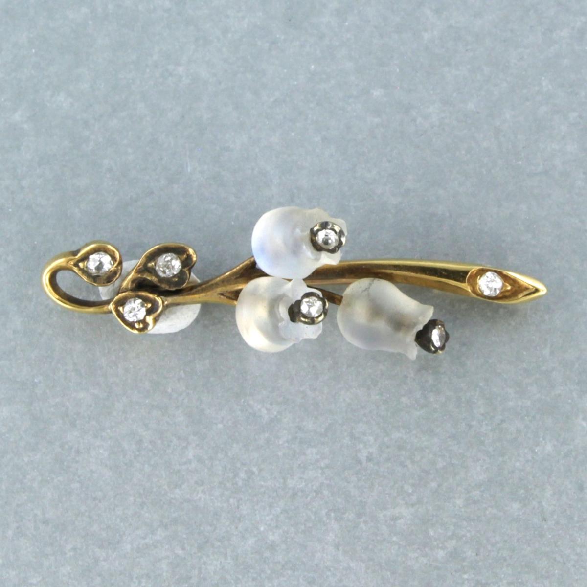 18k yellow gold brooch in the shape of a bunch of tulips with moonstone and single cut diamonds. 0.10ct – F/G – VS/SI

Detailed description

the size of the brooch is 3.7 cm by 1.7 cm wide and 8.8 mm high

weight 5.6 grams

set with

- 3 x 5.4mm x