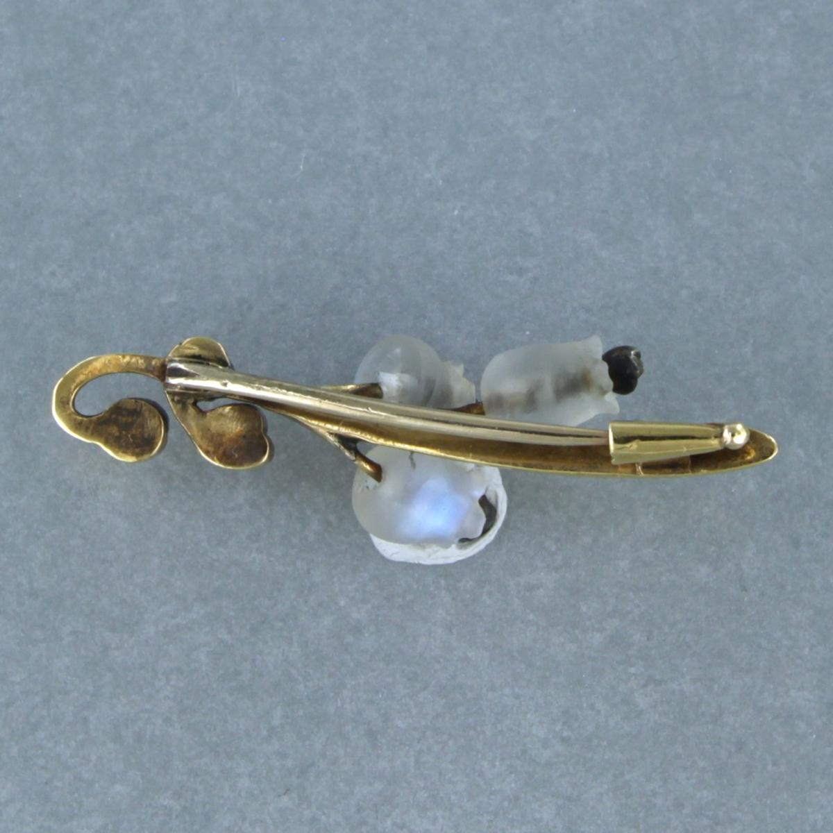 Brooch set with moonstone and diamonds 18k yellow gold In Good Condition For Sale In The Hague, ZH