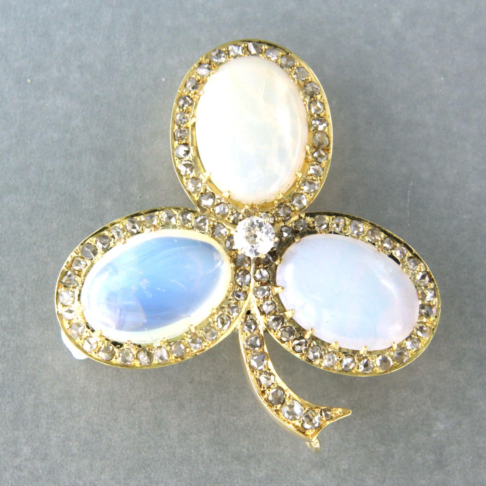 14k yellow gold brooch in the shape of a leaf with opal and old mine cut and rose cut diamonds, approximately 1.30ct in total – H/I – SI

Detailed description

the size of the brooch is 4.2 cm long by 3.9 cm wide

weight 11.8 grams

set with

- 3 x
