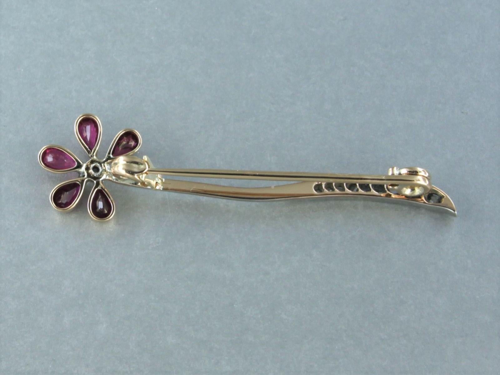 Brooch set with ruby and diamonds 14k yellow gold and silver In Good Condition For Sale In The Hague, ZH