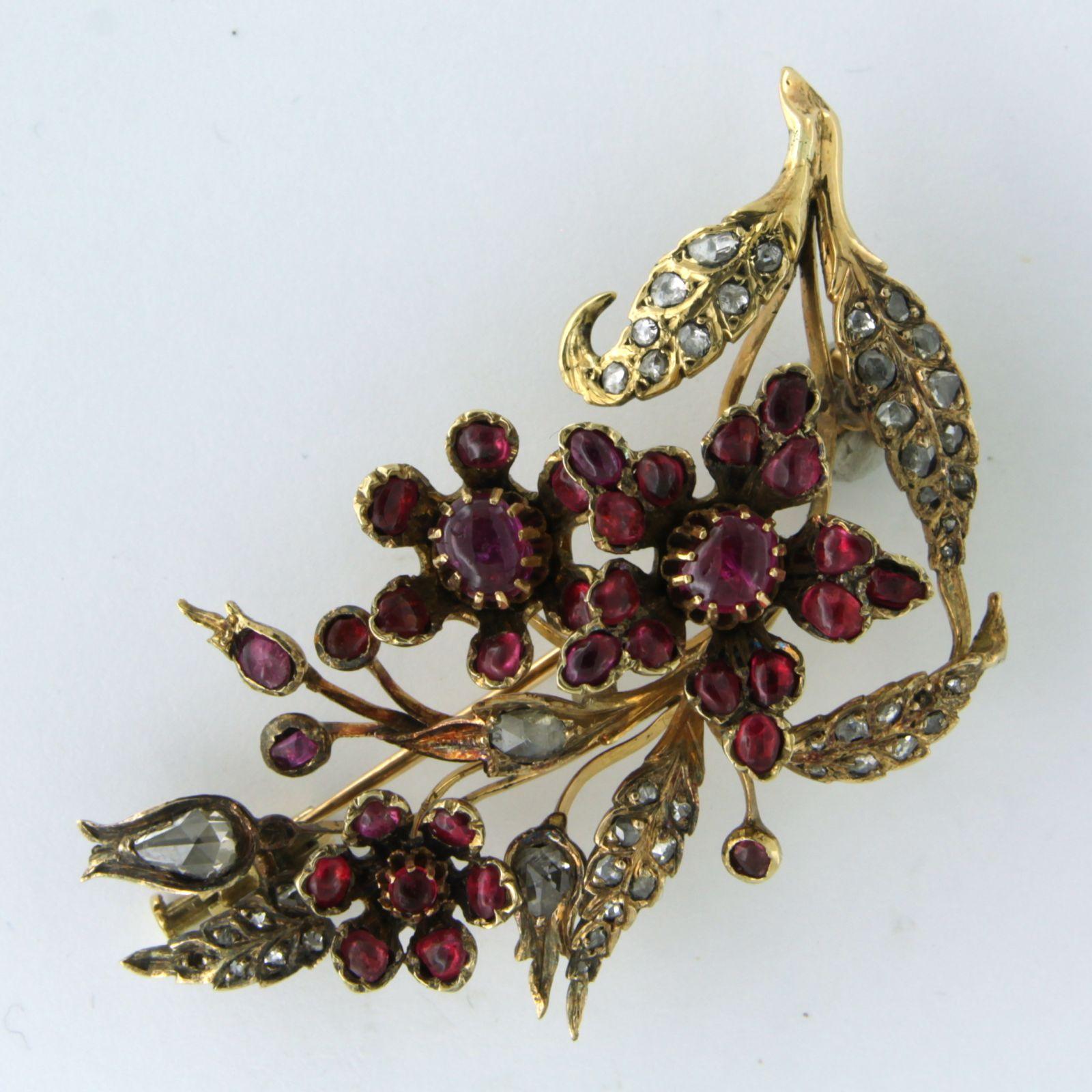 18k yellow gold branch brooch set with ruby ​​and diamonds. 0.50ct - G/H - SI - dim. 5.5 cm x 3.0 cm

detailed description:

the size of the brooch is 5.5 cm by 3.0 cm wide

weight 13.8 grams

set with

- 34 x round and oval cabochon cut ruby

color
