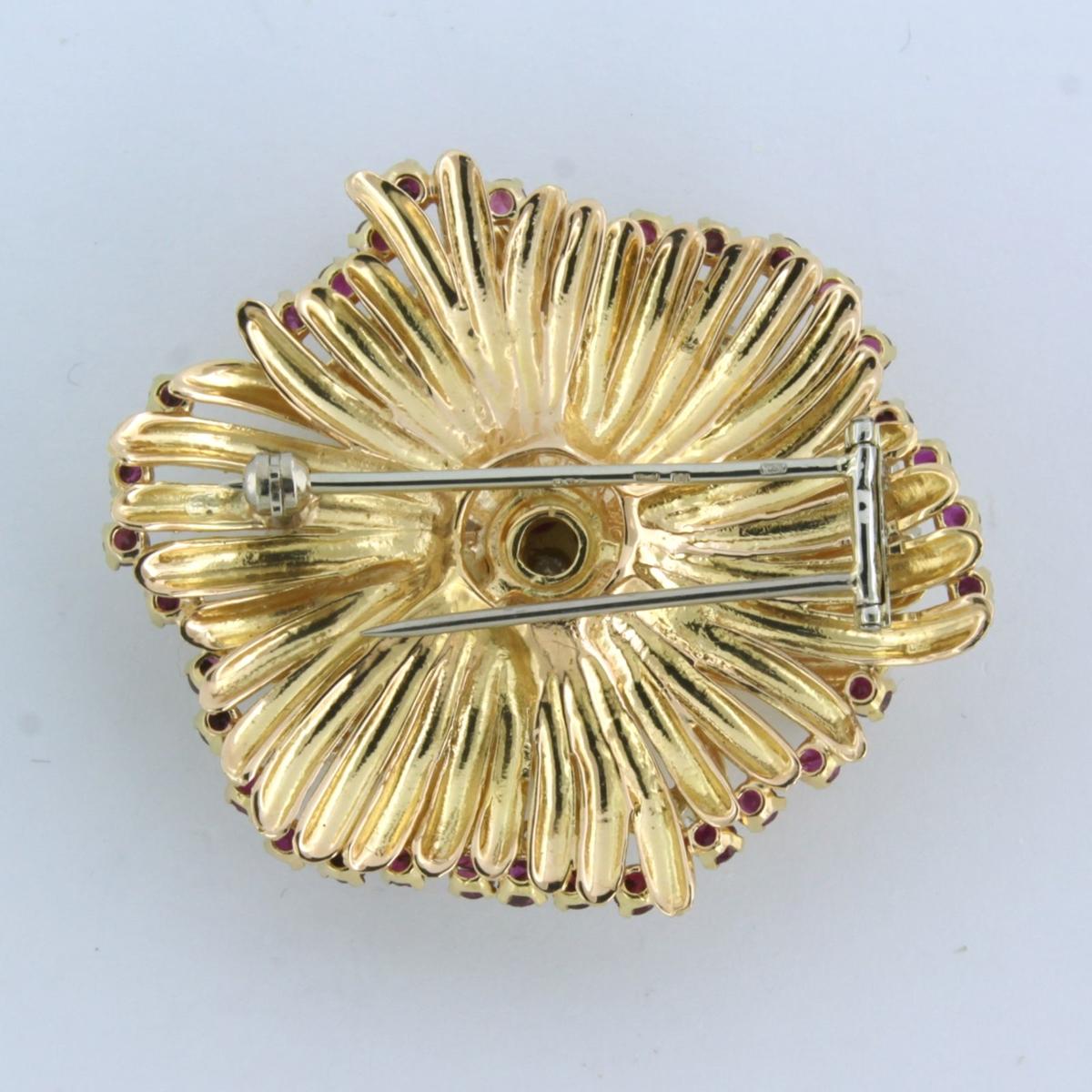 Brooch set with ruby and diamonds 18k yellow gold In Good Condition In The Hague, ZH