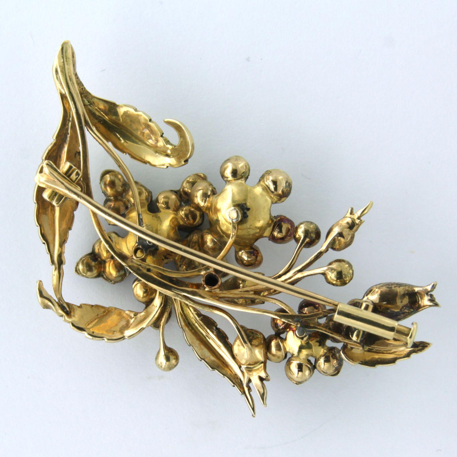 Brooch set with ruby and diamonds 18k yellow gold In Excellent Condition For Sale In The Hague, ZH