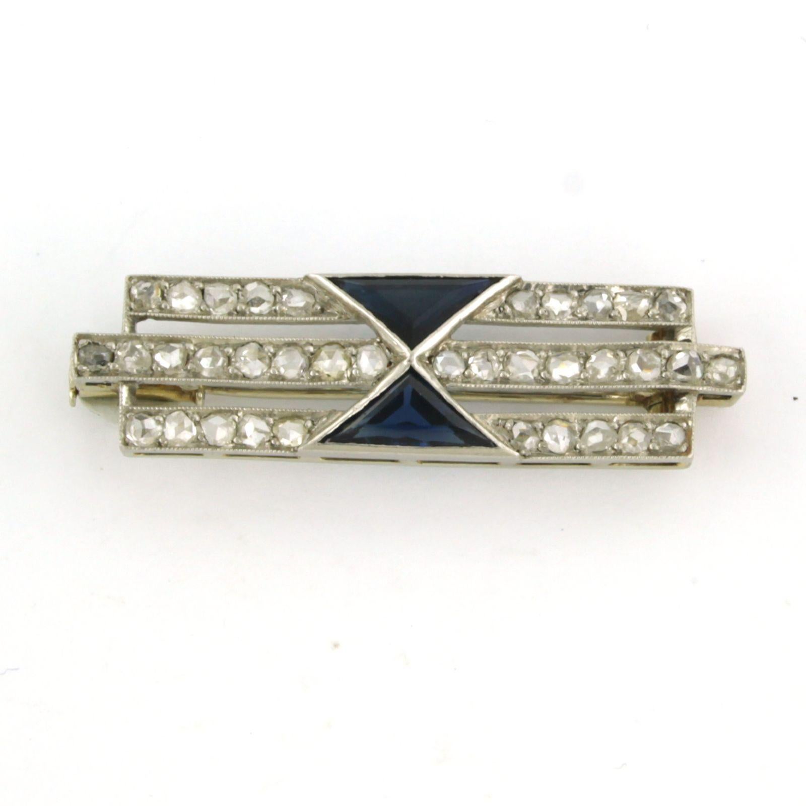 Platina brooch set with sapphire and rose cut diamonds total approx. 0.70 ct G/H - SI/P - 3.9 cm x 1.1 cm

detailed description

The brooch is 3.9 cm wide and 1.1 cm high

weight: 5.2 grams

Set with:

- 2 x 1.0 cm x 4. mm triagle cut