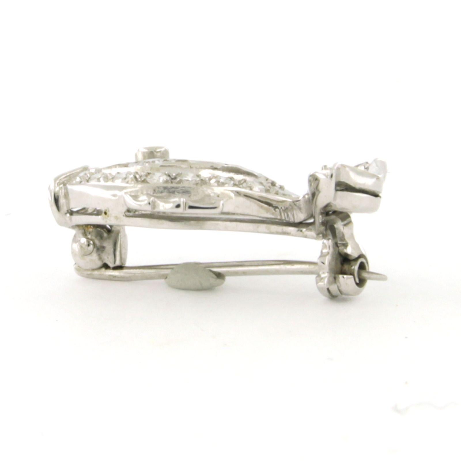 Platinum brooch in the shape of a fish set with single cut diamonds. 0.50ct – F/G – VS/SI 

detailed description:

the size of the brooch is 1.6 cm long by 2.3 cm wide

weight 4.0 grams

set with

- 25 x 1.7 mm single cut diamond, approximately 0.50