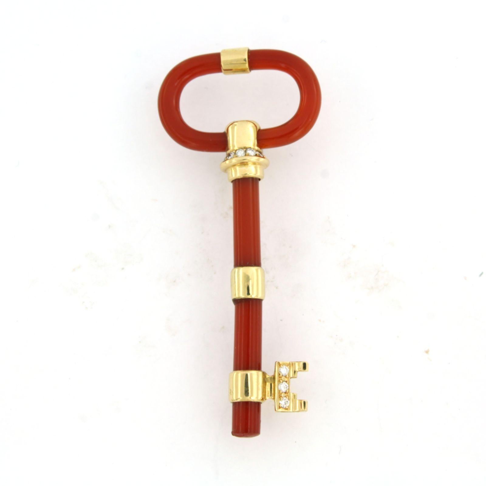 Broche en or jaune 18k en forme de clé avec cornaline et diamant taille brillant, total 0.20ct - F/G - VS/SI

Description détaillée

la taille de la broche est de 7,0 cm sur 3,0 cm de large 

poids 11,5 grammes

set avec

- 1 x 3,0 cm x 1,8 cm