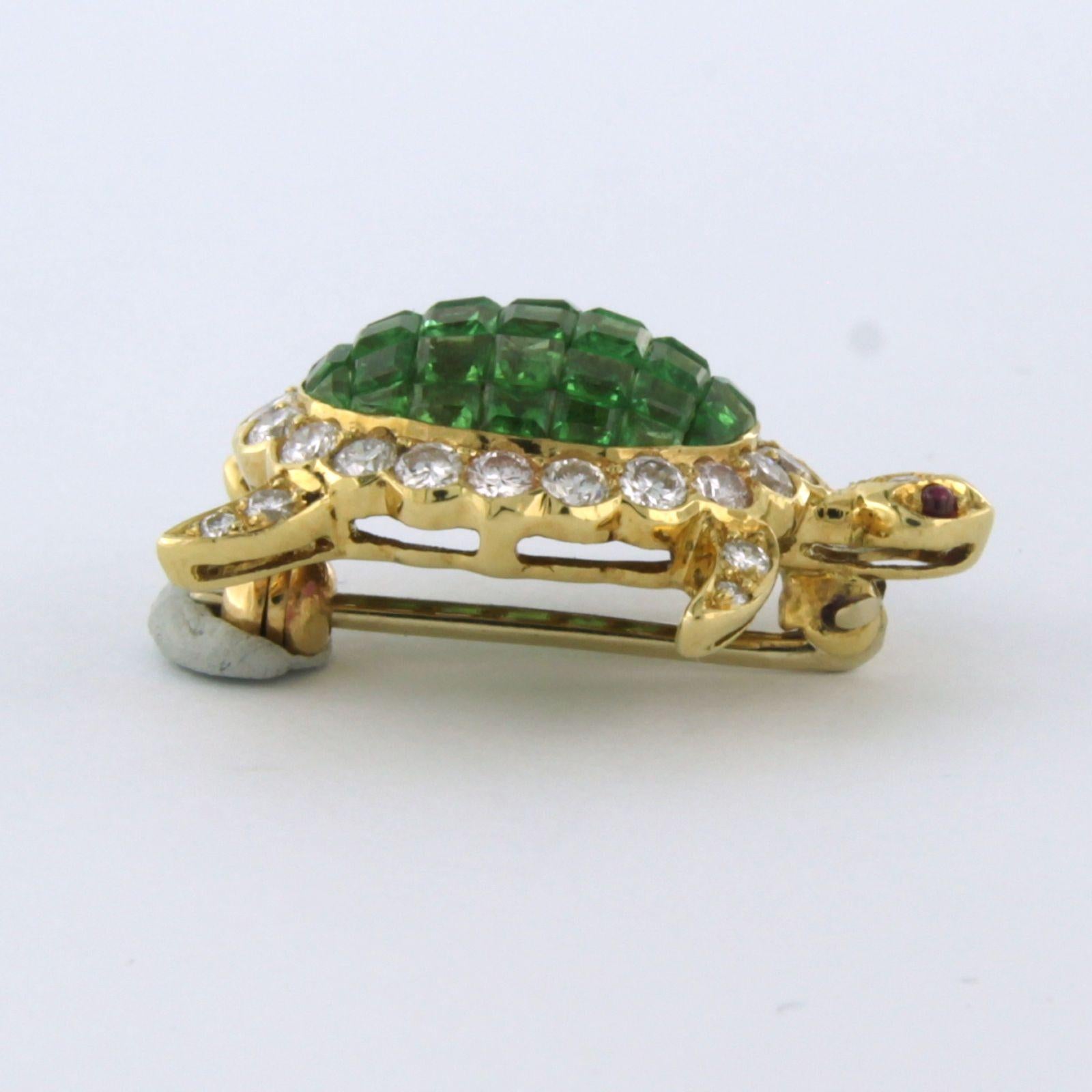 18k yellow gold brooch in the shape of a tortoise set with peridot, ruby ​​in the eyes and brilliant cut diamonds. 0.85ct - F/G - VS/SI

detailed description:

the size of the brooch is 2.3 cm long by 1.7 cm wide and 1.0 cm high

weight 5.1