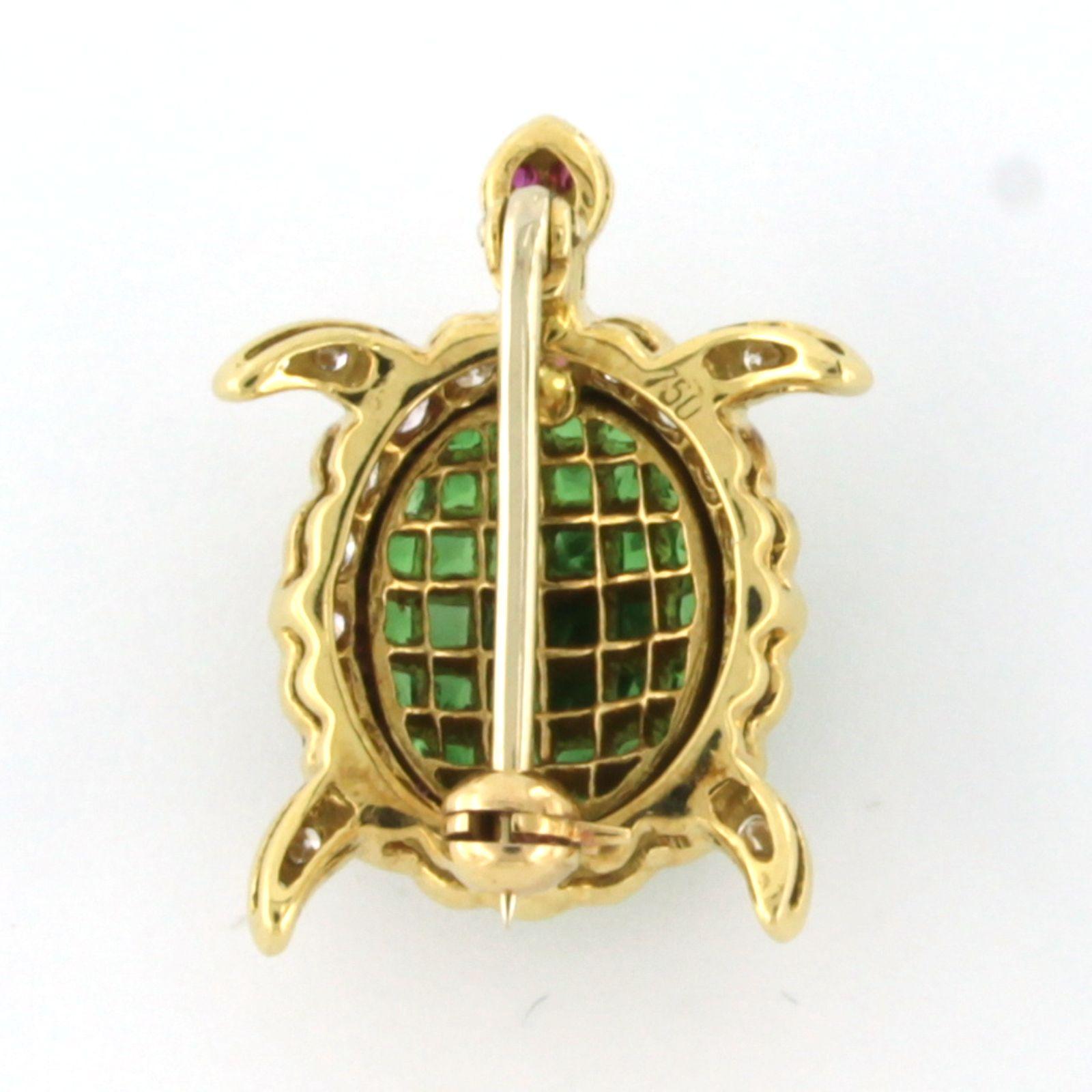 Brooch shape of Turtle with peridot and diamonds 18k yellow gold In Good Condition In The Hague, ZH