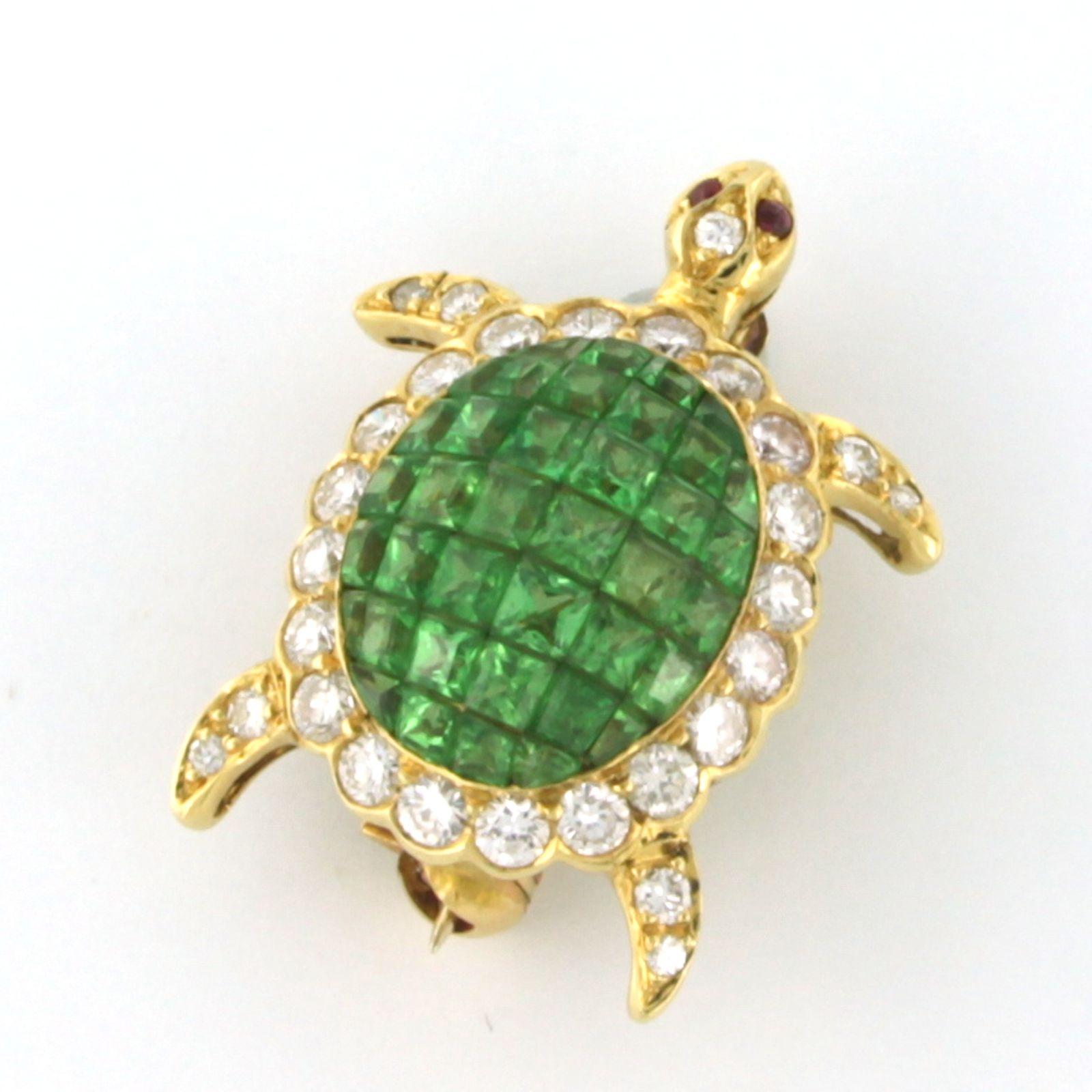 Women's Brooch shape of Turtle with peridot and diamonds 18k yellow gold