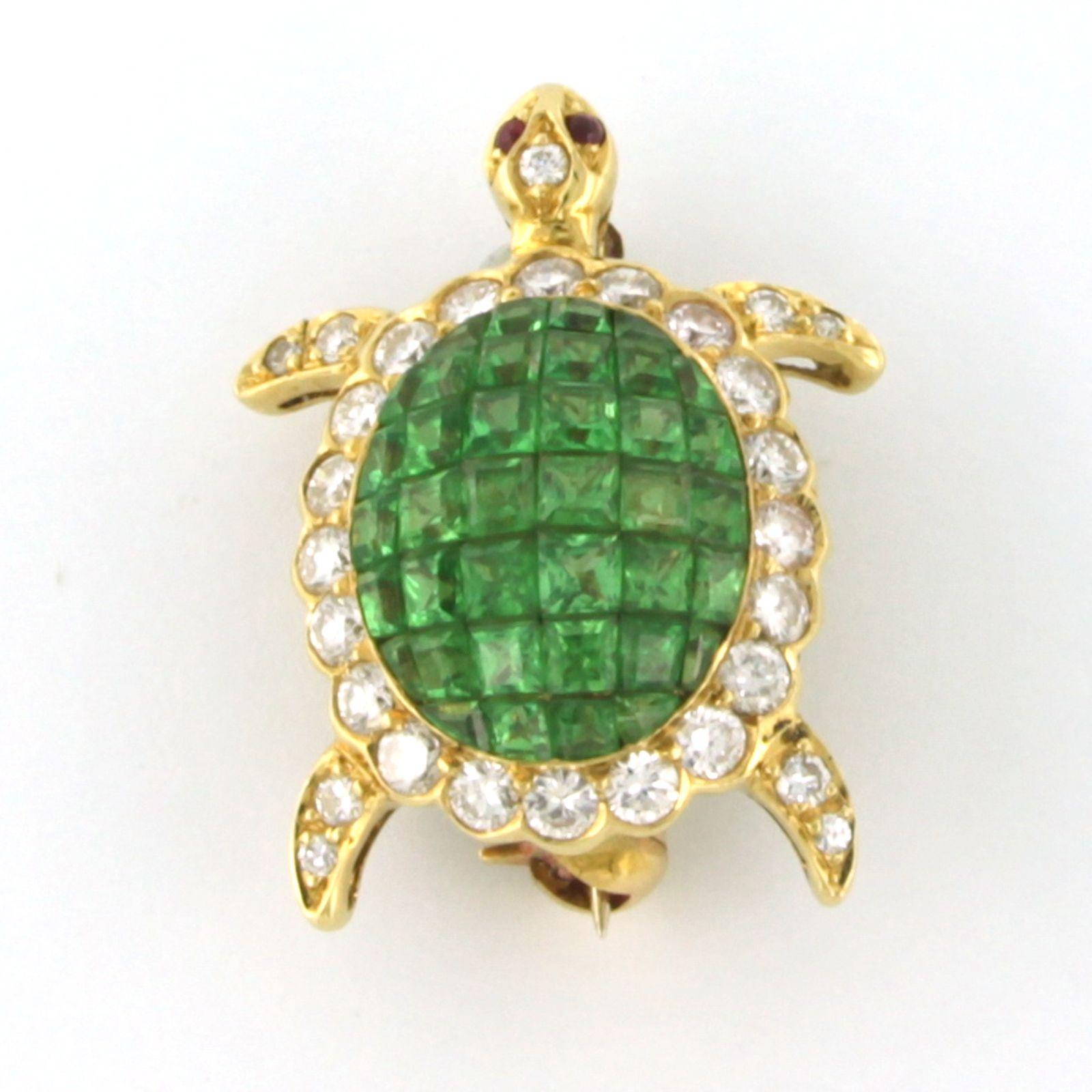 Brooch shape of Turtle with peridot and diamonds 18k yellow gold 2