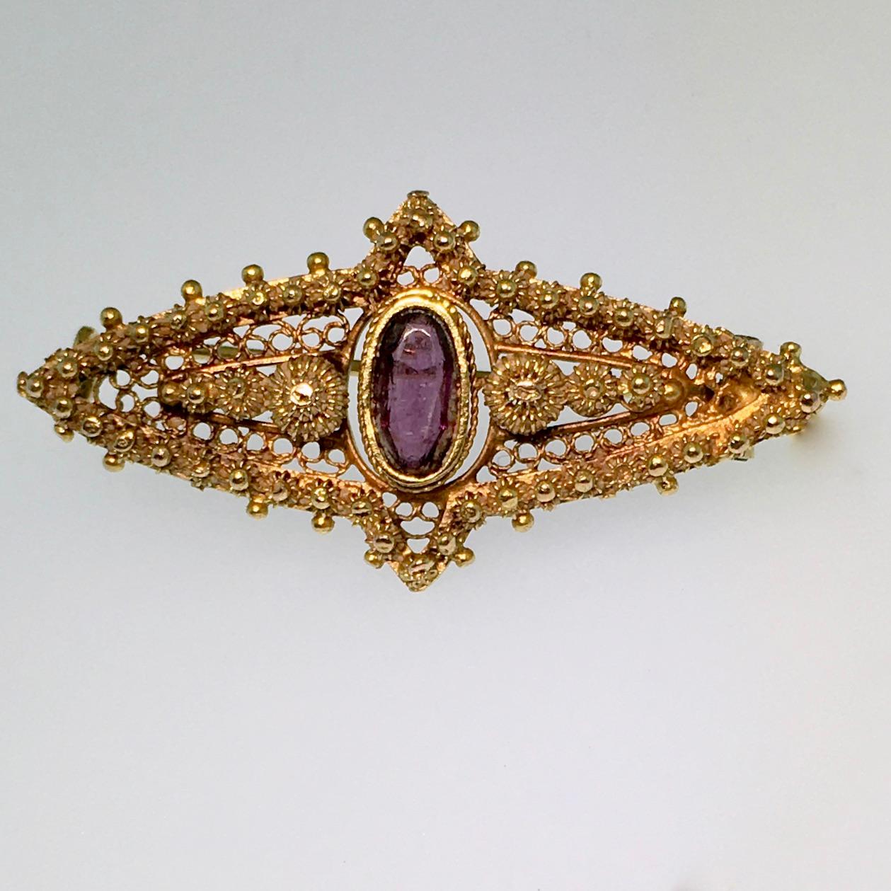Gold brooch, Victorian period, Antique, set with oval faceted amethyst, periode 1880

This brooch needs no explanation when it comes to the period in which it was made. Obviously Victorian. The safety chain indicates that it is a precious treasure
