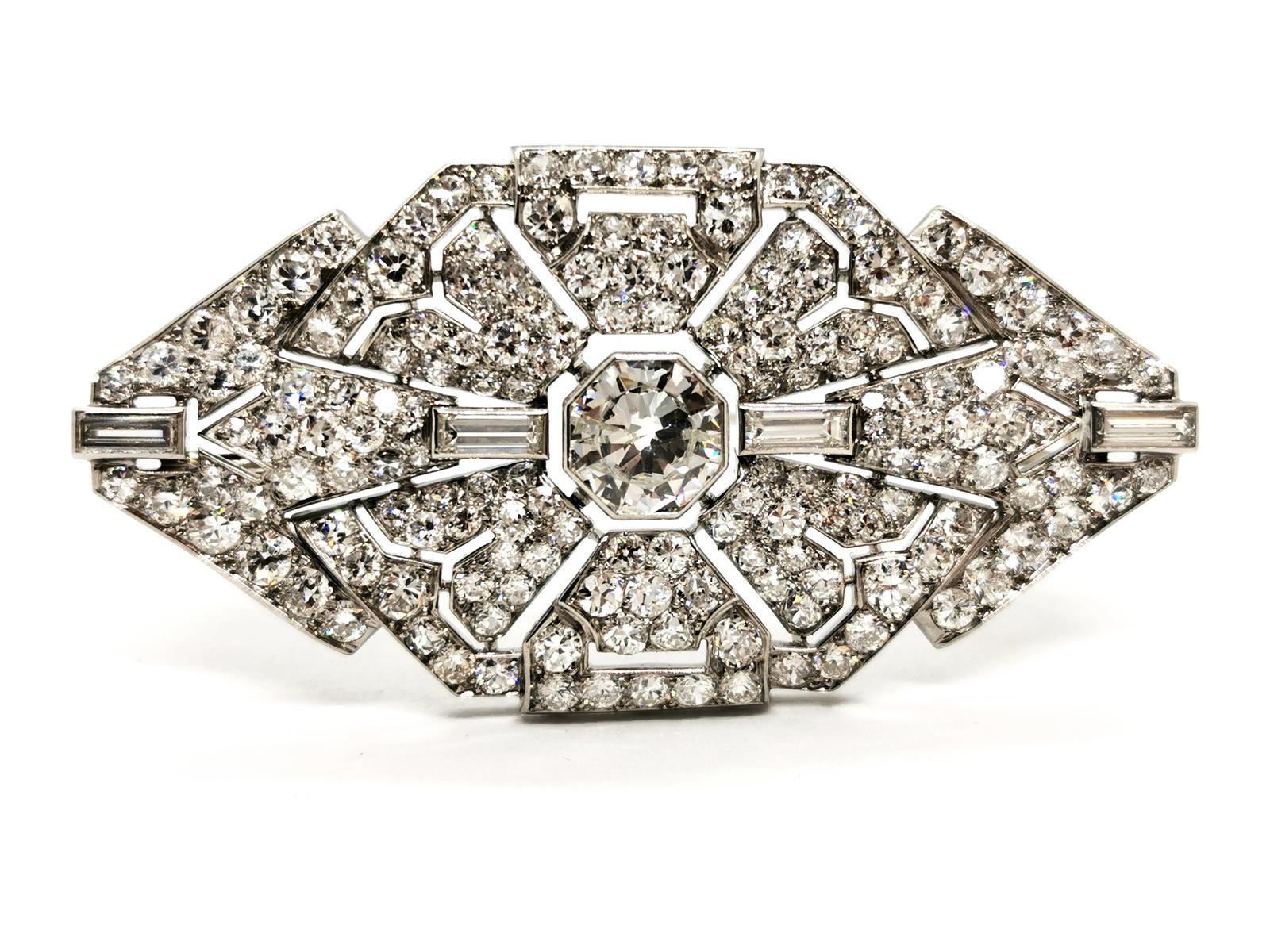 Art Deco brooch in white gold 750 thousandths (18 carats) and platinum 950 thousandths. stacked in the center of a brilliant diamond of about 1.49 ct. supported by 4 baguette diamonds of about 0.05 ct each. surrounded by 166 brilliant diamonds. (12