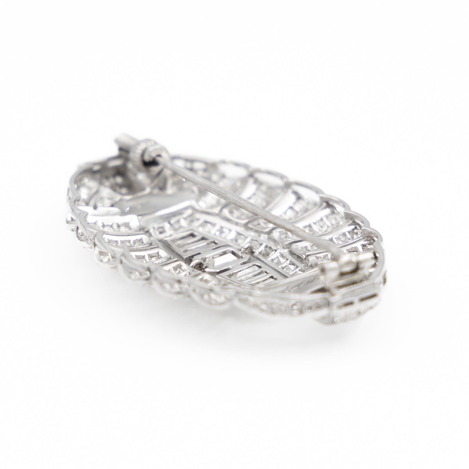 Broche en or blanc et diamants Pour femmes en vente