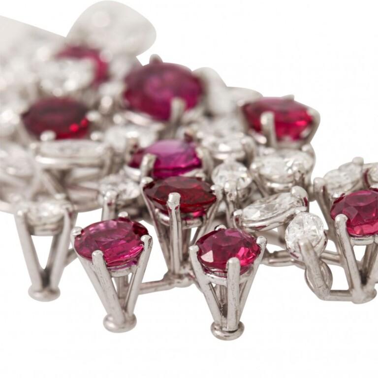 Brooch with 9 Fine Rubies Total Approx. 3.0 Ct In Good Condition For Sale In Stuttgart, BW