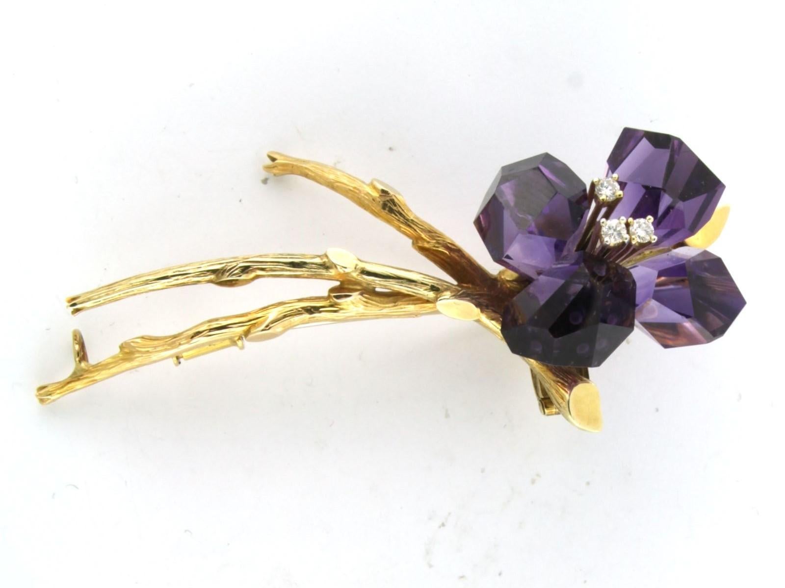 18 carat bicolor gold brooch in the shape of a flower set with amethyst and brilliant cut diamonds in total 0.15ct - F/G - VS/SI

detailed description:

The size of the brooch is 7.0 cm x 3.7 cm wide

weight: 23.2 grams

set with

- 4 x 1.6 cm x 1.0