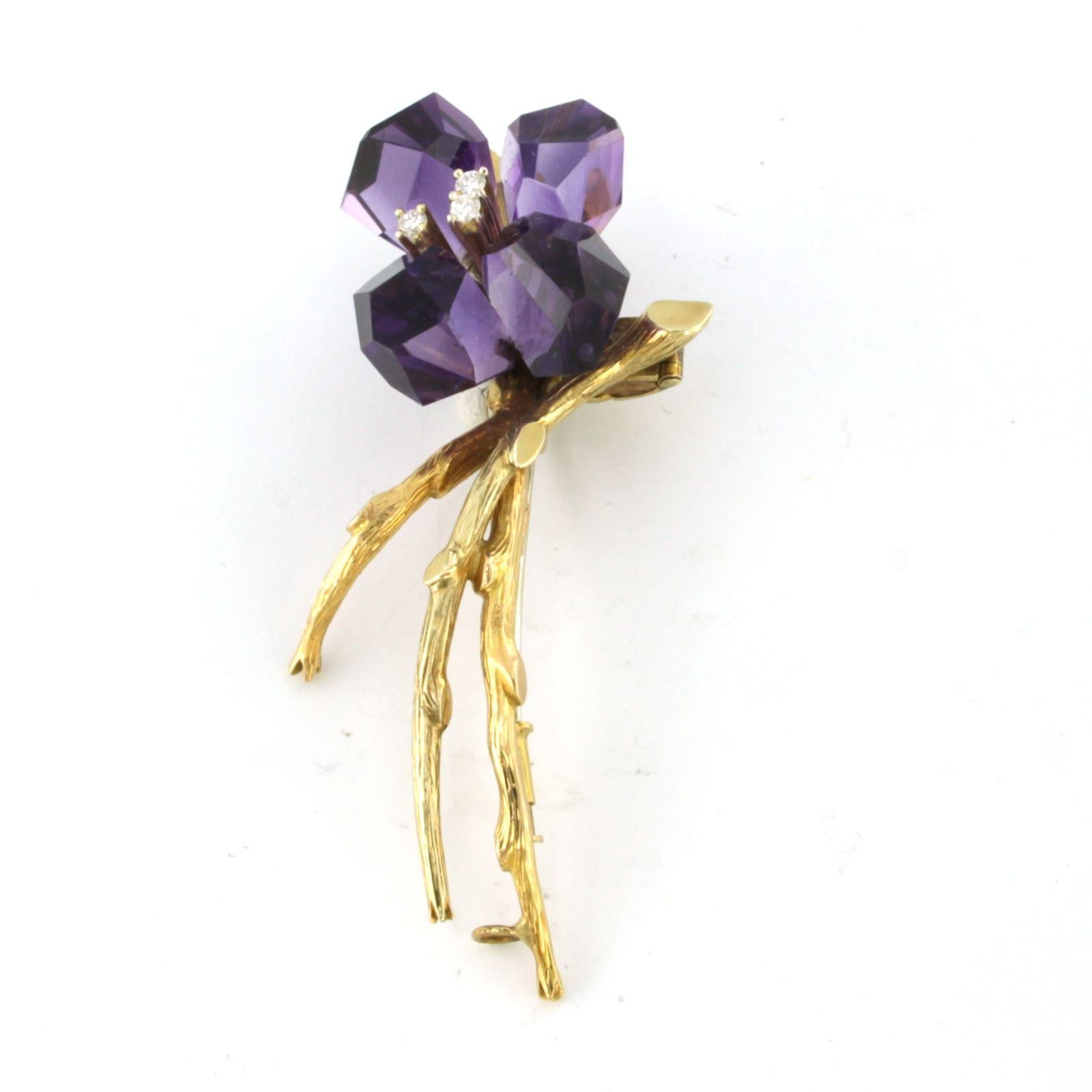 18 carat bicolor gold brooch in the shape of a flower set with amethyst and brilliant cut diamonds in total 0.15ct - F/G - VS/SI

detailed description:

The size of the brooch is 7.0 cm x 3.7 cm wide

weight: 23.2 grams

set with

- 4 x 1.6 cm x 1.0