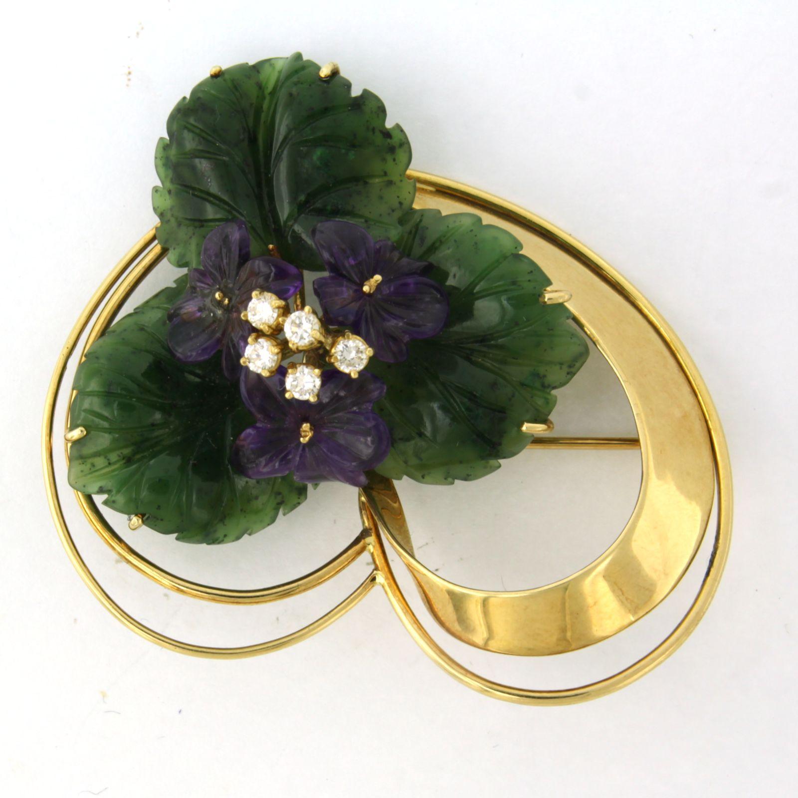 Broche en or jaune 18k sertie d'améthyste, d'agate mousse et de diamant taille brillant 0,25 ct.

description détaillée :

dimensions : 5,0 cm de long et 4,0 cm de large

poids 20,3 grammes

occupé par

-3 x agate mousse taillée en motif de feuille,