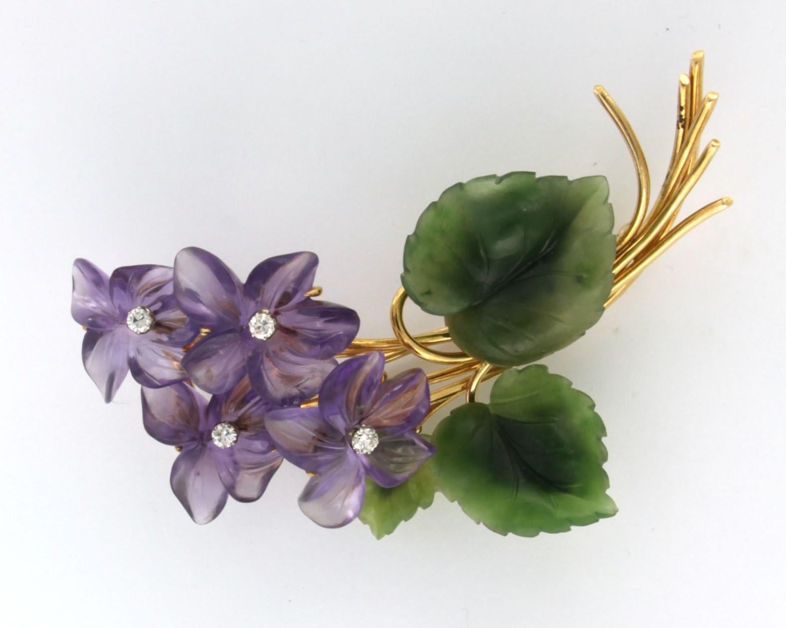 18 carat bicolor gold brooch in the shape of a bunch of flowers, set with amethyst flowers, jade leaves and brilliant cut diamonds, 0.20ct in total - F/G - VS/SI

detailed description:

The size of the brooch is 6.5 cm long by 5.0 cm wide

weight: