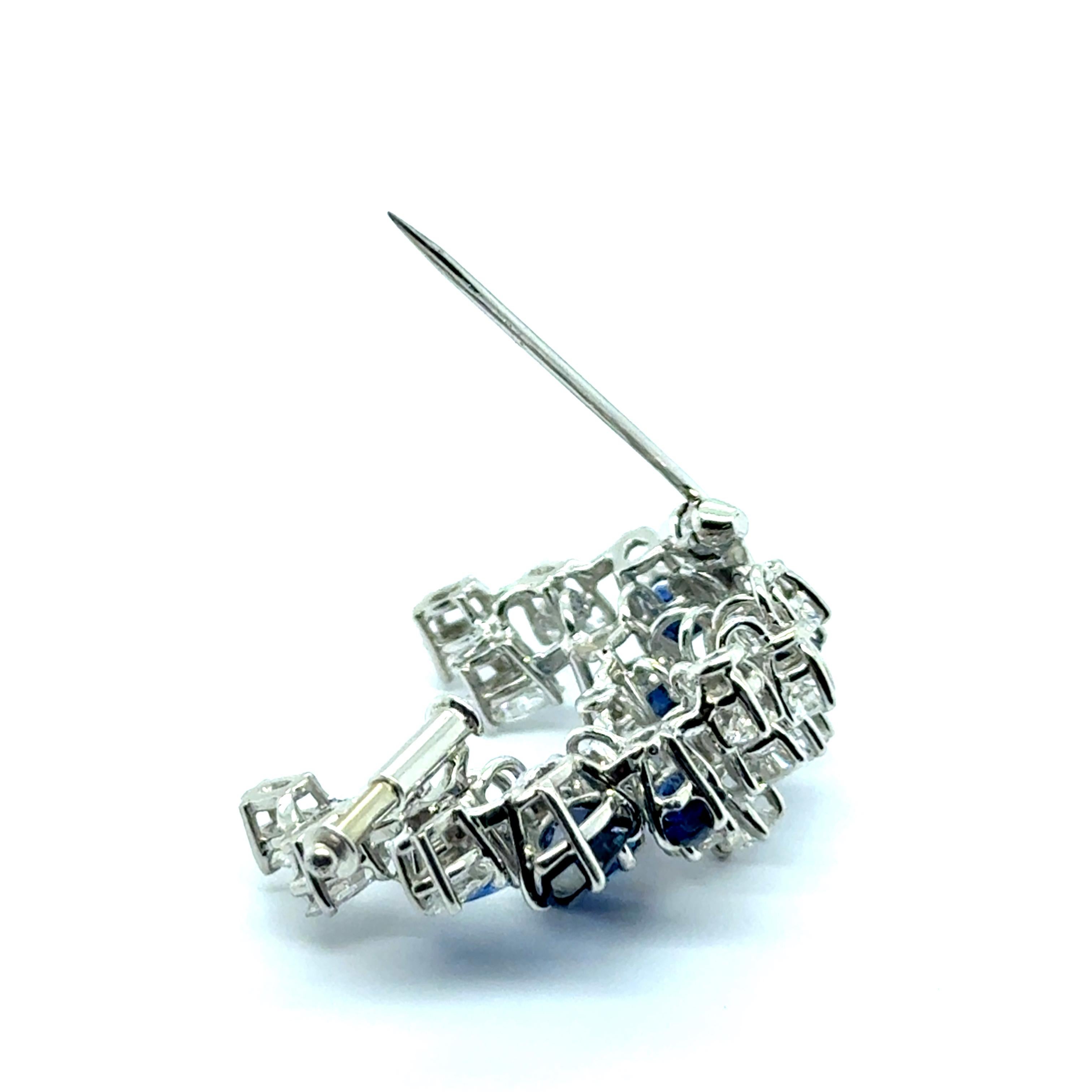 Brooch with Blue Sapphires and Diamonds in 18 Karat White Gold For Sale 4