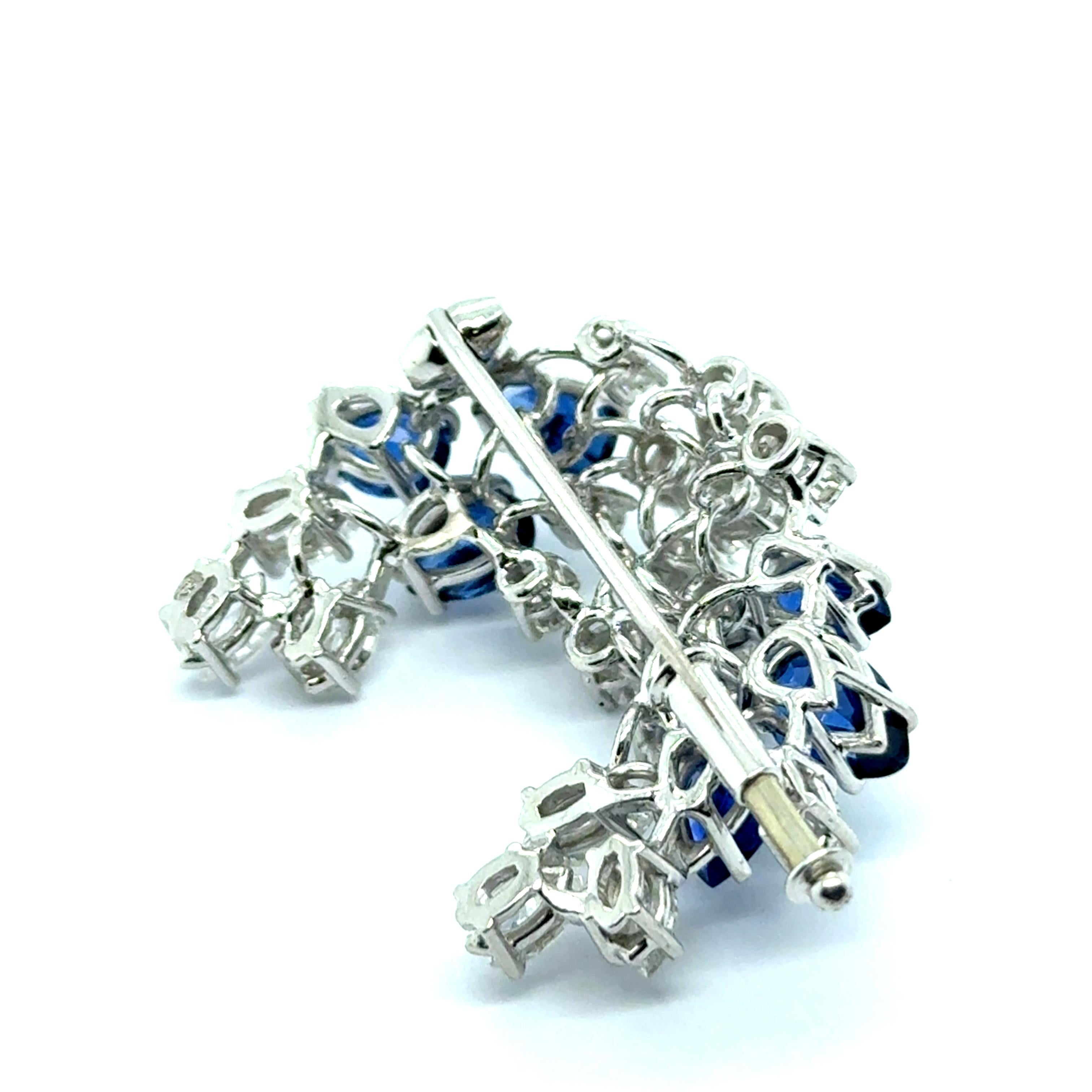 Brooch with Blue Sapphires and Diamonds in 18 Karat White Gold For Sale 5