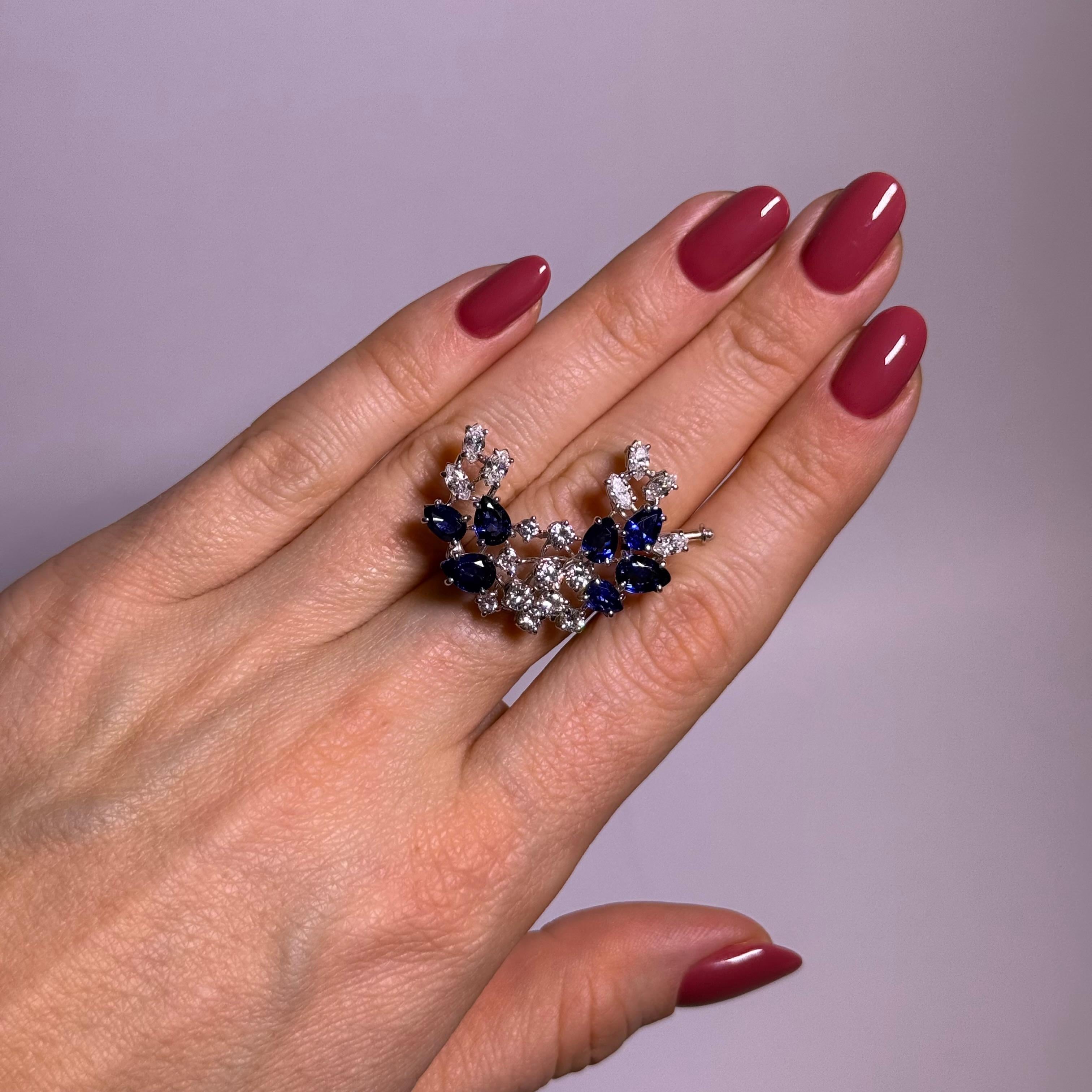 Brooch with Blue Sapphires and Diamonds in 18 Karat White Gold In Good Condition For Sale In Lucerne, CH