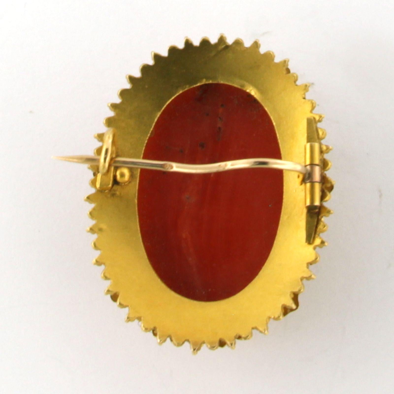 Spilla con corallo in oro giallo 14k 7,6 grammi In condizioni ottime in vendita a The Hague, ZH
