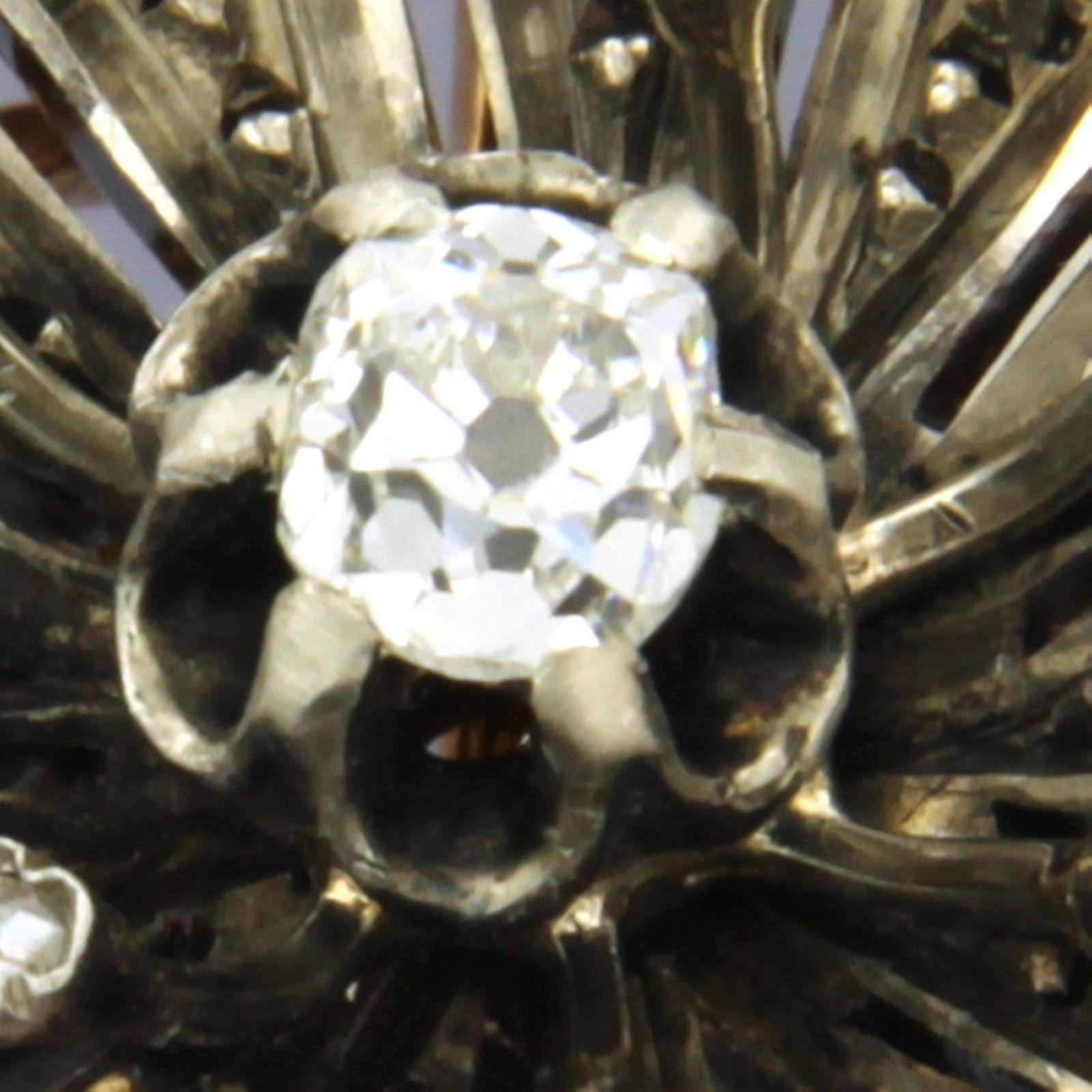 Brosche aus 18 Karat Gold und Silber, besetzt mit Diamanten im Minen- und Rosenschliff (insgesamt ca. 0,20 ct G-H / SI) - 3,4 cm x 2,7 cm

ausführliche Beschreibung

Die Brosche ist 3,4 cm breit und 2,7 cm hoch

Gewicht: 9,8 Gramm

Set mit:

- 1 x