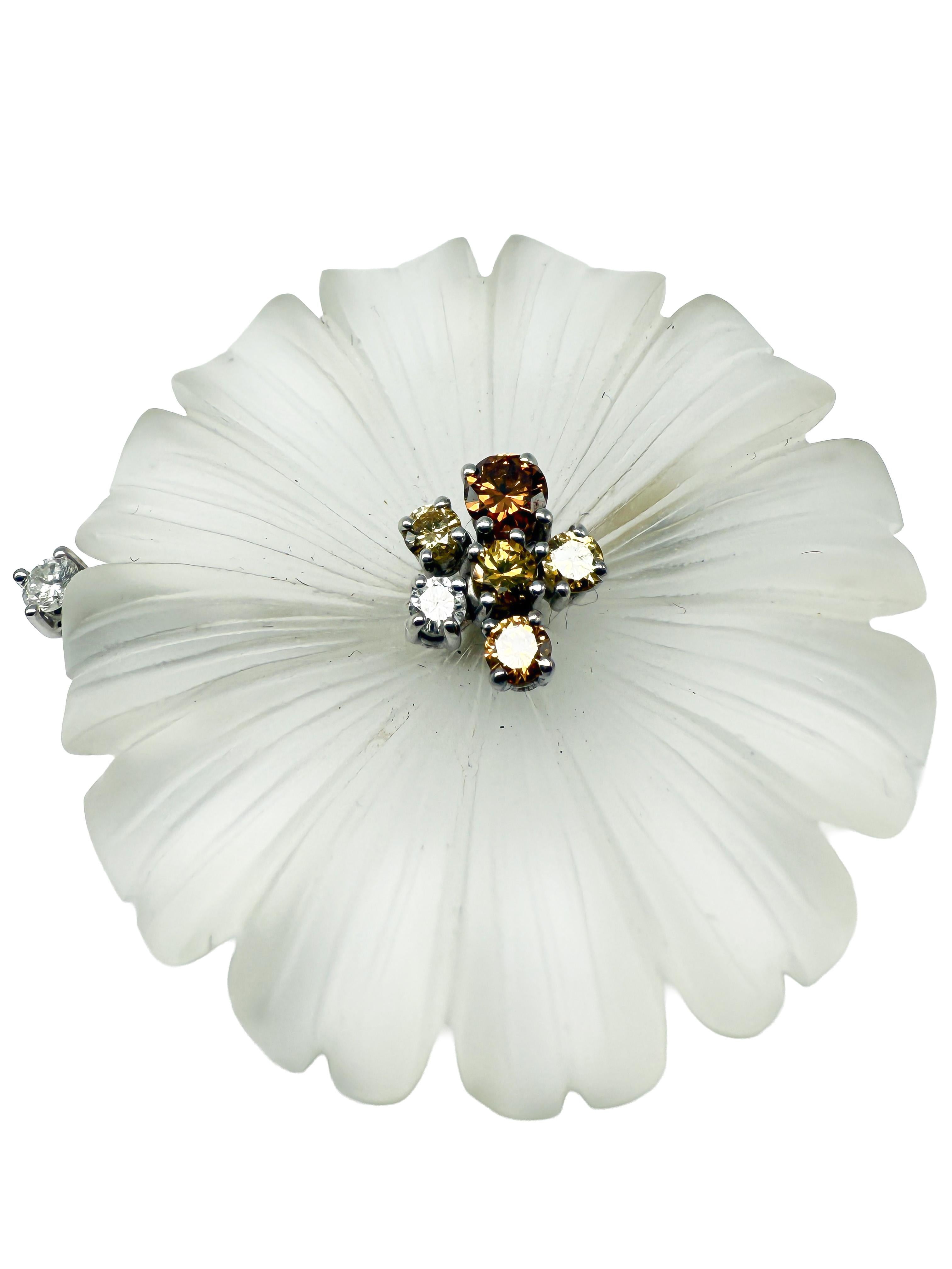 Diese exquisite Brosche aus 18-karätigem Weißgold ist in Form einer zarten Blume gestaltet - ein wahres Symbol für Anmut und zeitlose Eleganz. Im Herzen der Blüte funkelt ein natürlicher Diamant im Brillantschliff (0,1 ct), der diesem raffinierten