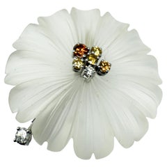 Broche con diamantes en oro blanco de 18 quilates