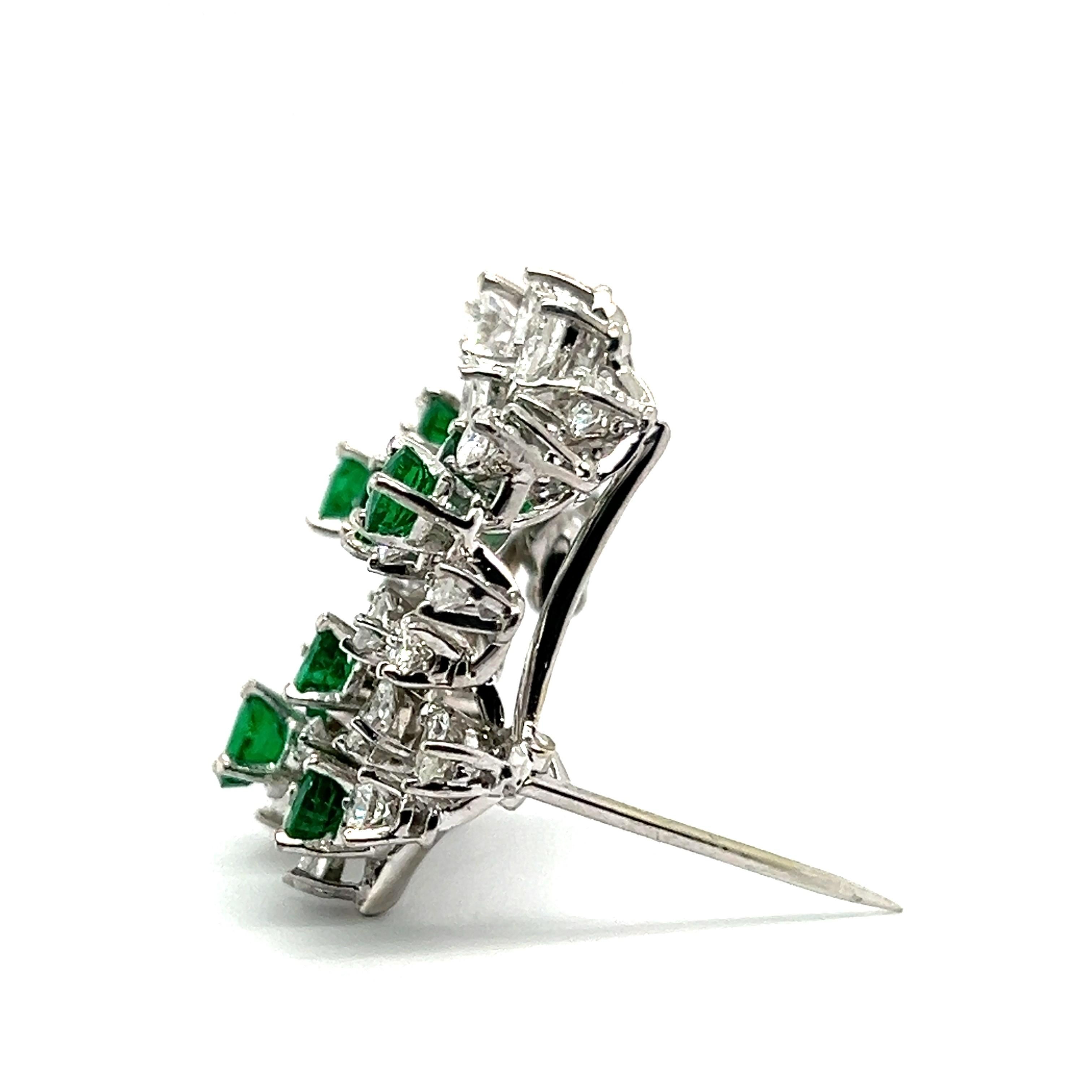 Brooch with Emeralds & Diamonds in 18 Karat White Gold by Meister For Sale 1