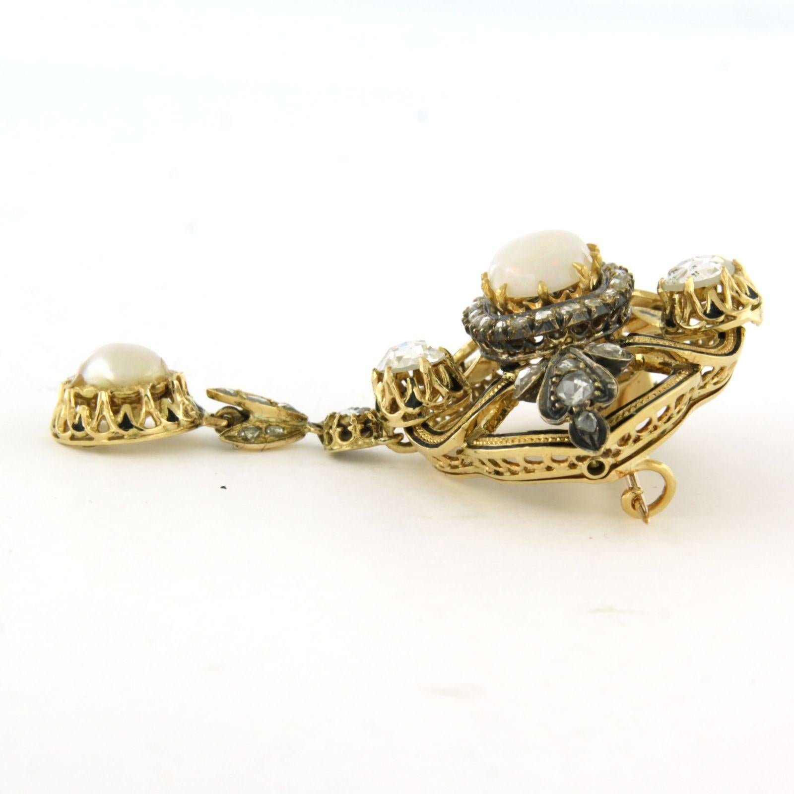 Brosche aus 14 Karat Gelbgold mit schwarzer Emaille, besetzt mit Perlen, Opalen und rosa Diamanten von bis zu 1,60 Karat.

Ausführliche Beschreibung

Die Brosche ist 5,7 cm hoch und 3,7 cm breit.

Gewicht: 16,7 Gramm

Set mit:

- 1 x 7,0 mm