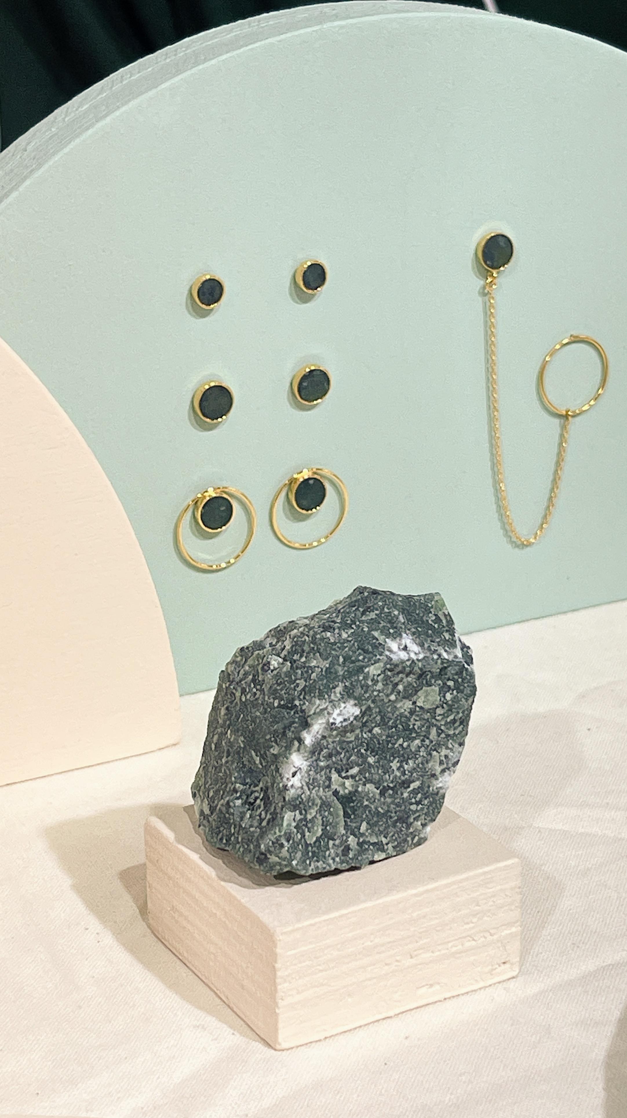 Broche en or avec néphrite et chaîne en pierre verte Neuf - En vente à Gdynia, PL