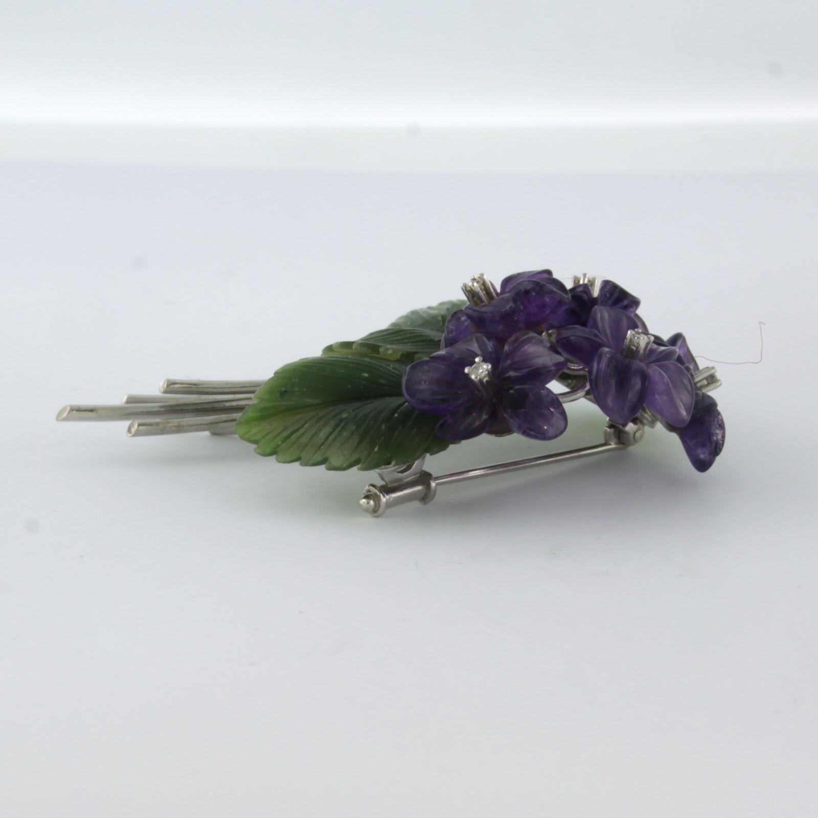 18k white gold brooch in the shape of a bunch of flowers, set with amethyst flowers, jade leaves and single cut diamonds, total 0.05ct - F/G - VS/SI

detailed description:

The size of the brooch is 6.1 cm x 4.5 cm wide

weight: 21.2 grams

set
