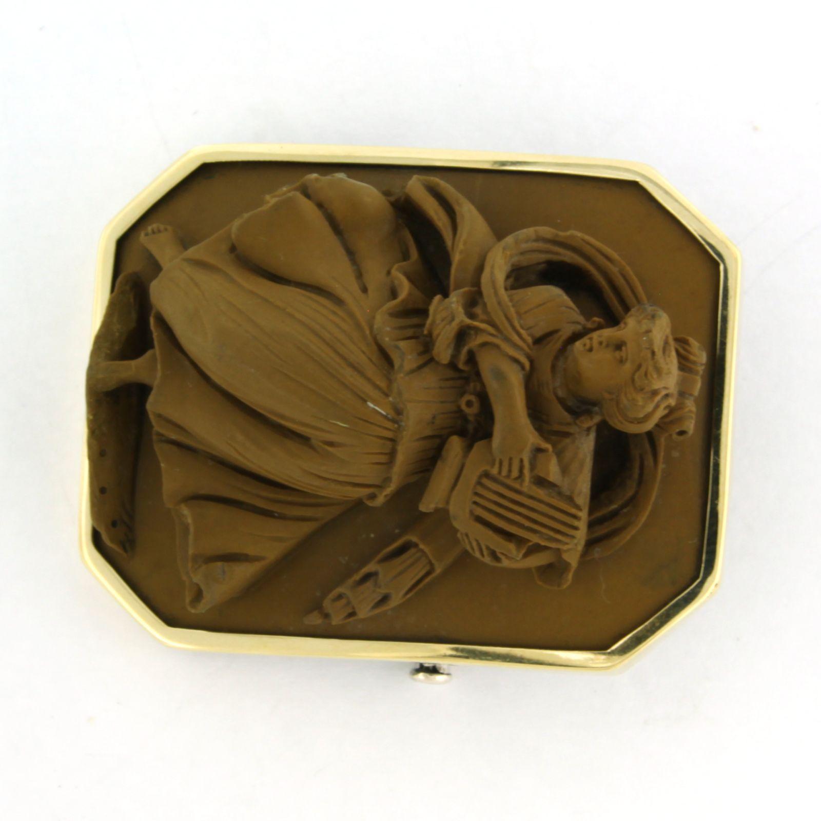 Brosche aus 14k Gelbgold und Silber mit Lavakamee (Anstecknadel aus Metall) - Maße 4,3 cm x 3,3 cm x 1,4 cm 

Ausführliche Beschreibung

die Abmessungen der Brosche sind 4,3 cm lang, 3,3 cm breit und 1,4 cm tief

Gewicht 28,1 Gramm

gesetzt mit

- 1