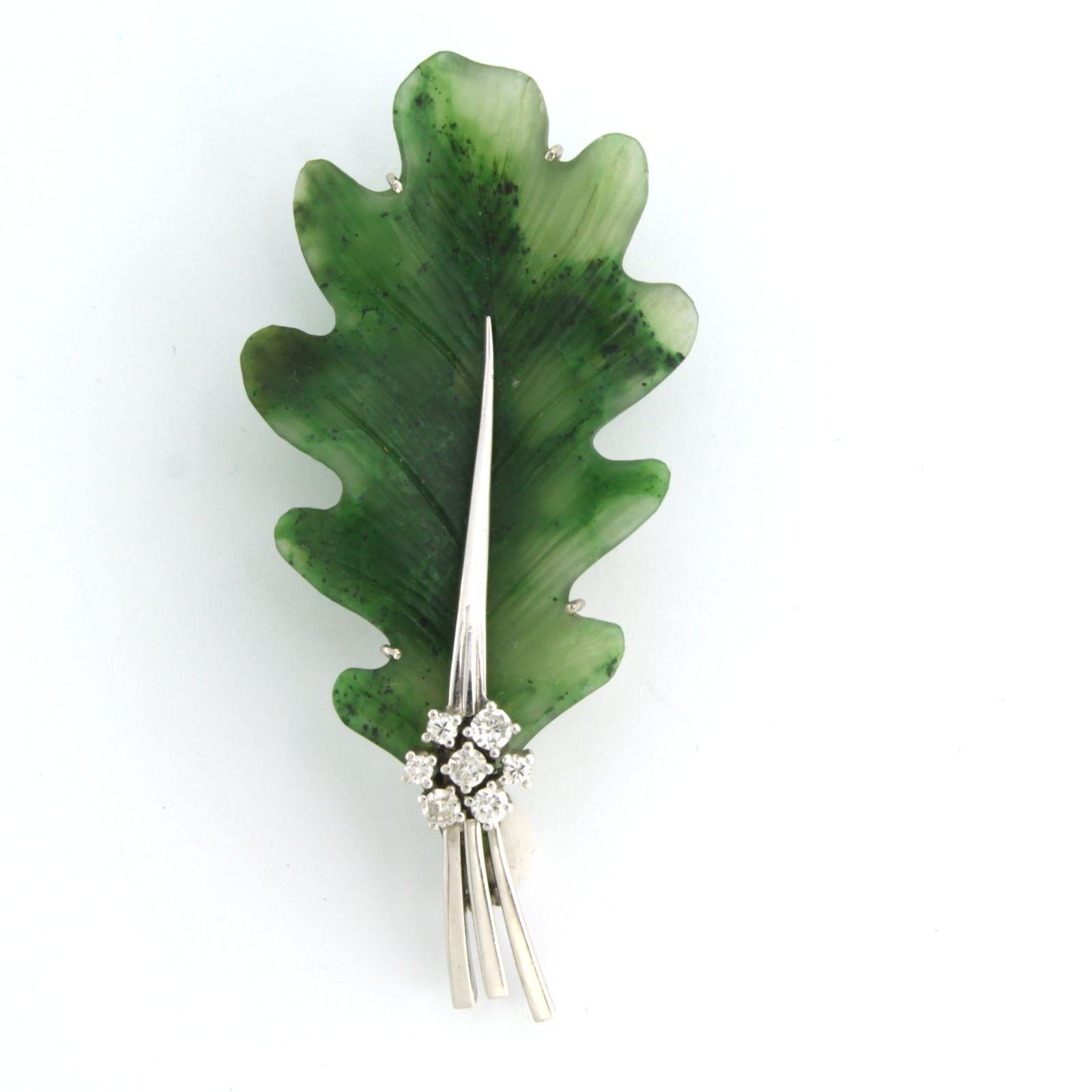 18k white gold brooch set with moss agate and brilliant cut diamond, approximately 0.20ct in total - F/G - VS/SI - size 6.5 cm x 3.0 cm

detailed description:

The size of the brooch is approximately 6.5 cm by 3.0 cm wide

weight: 13.4 grams

set