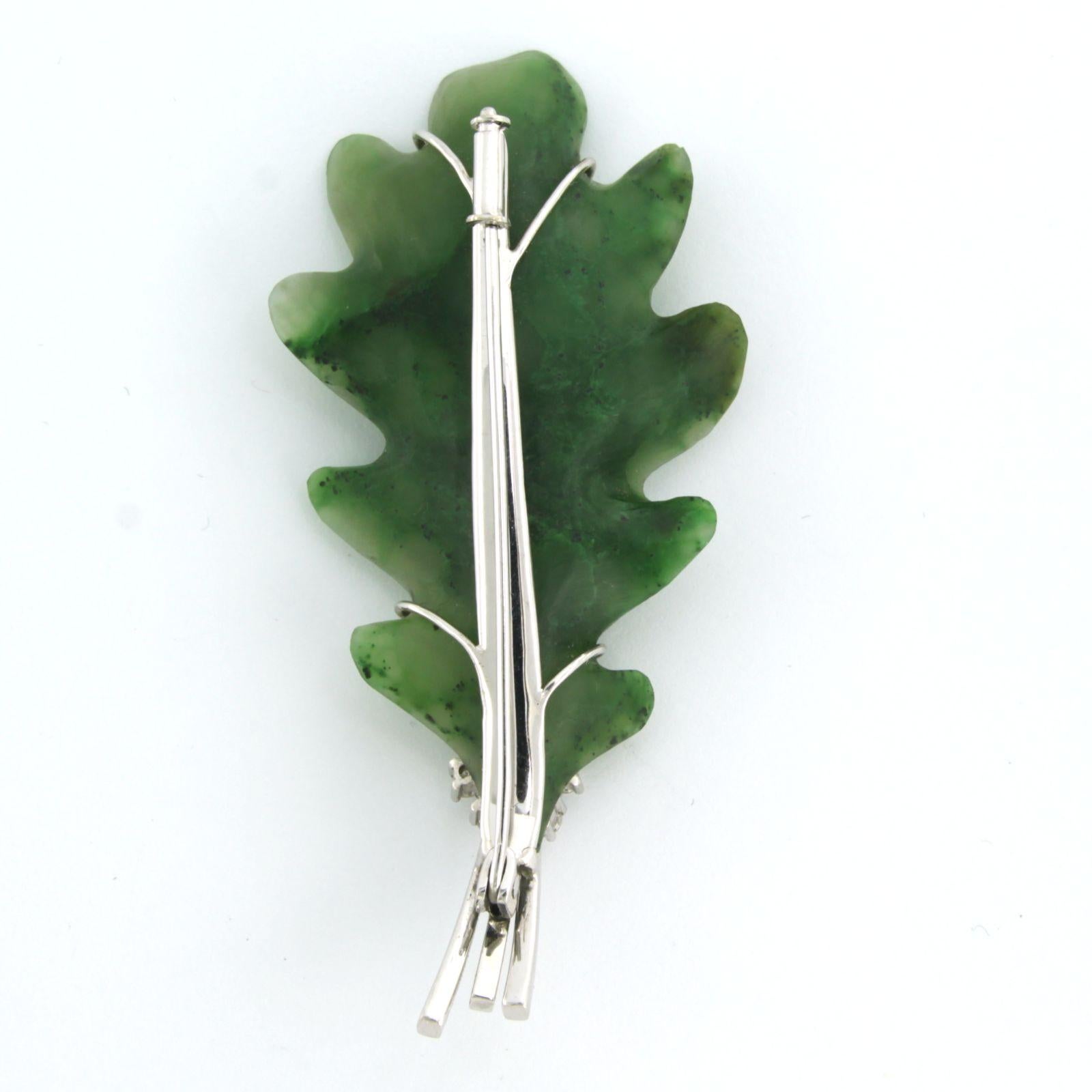 Brooch with moss agate and diamonds up to 0.20ct 18k white gold In Excellent Condition For Sale In The Hague, ZH