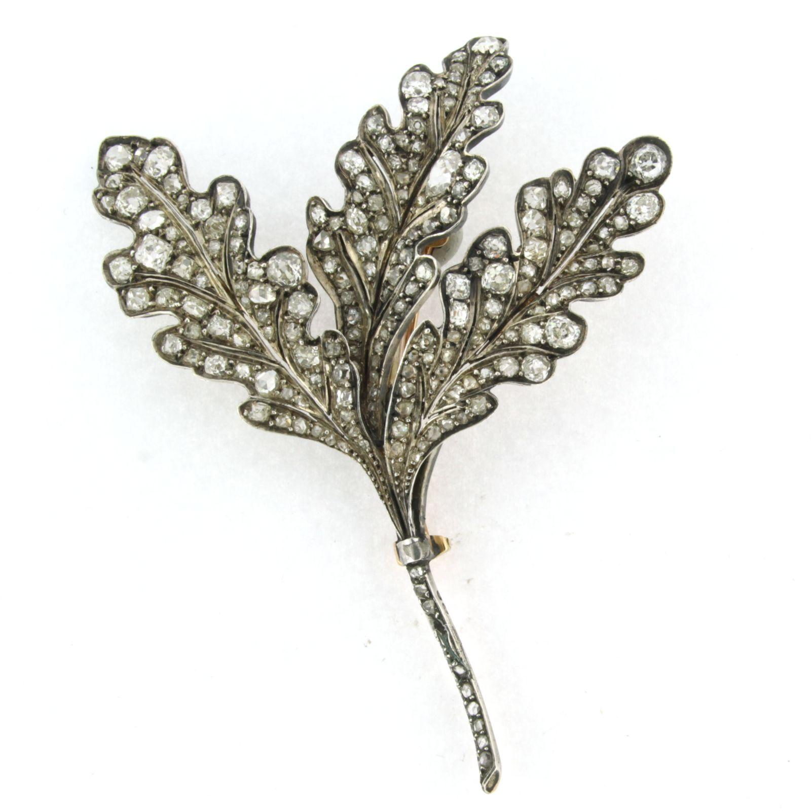 18k yellow gold with silver branch brooch set with old mine cut and rose cut diamonds. 8.00ct - G/H - VS/SI - size 8.5 cm by 6.4 cm wide

detailed description:

The size of the brooch is approximately 8.5 cm by 6.4 cm wide

weight: 25.1 grams

put